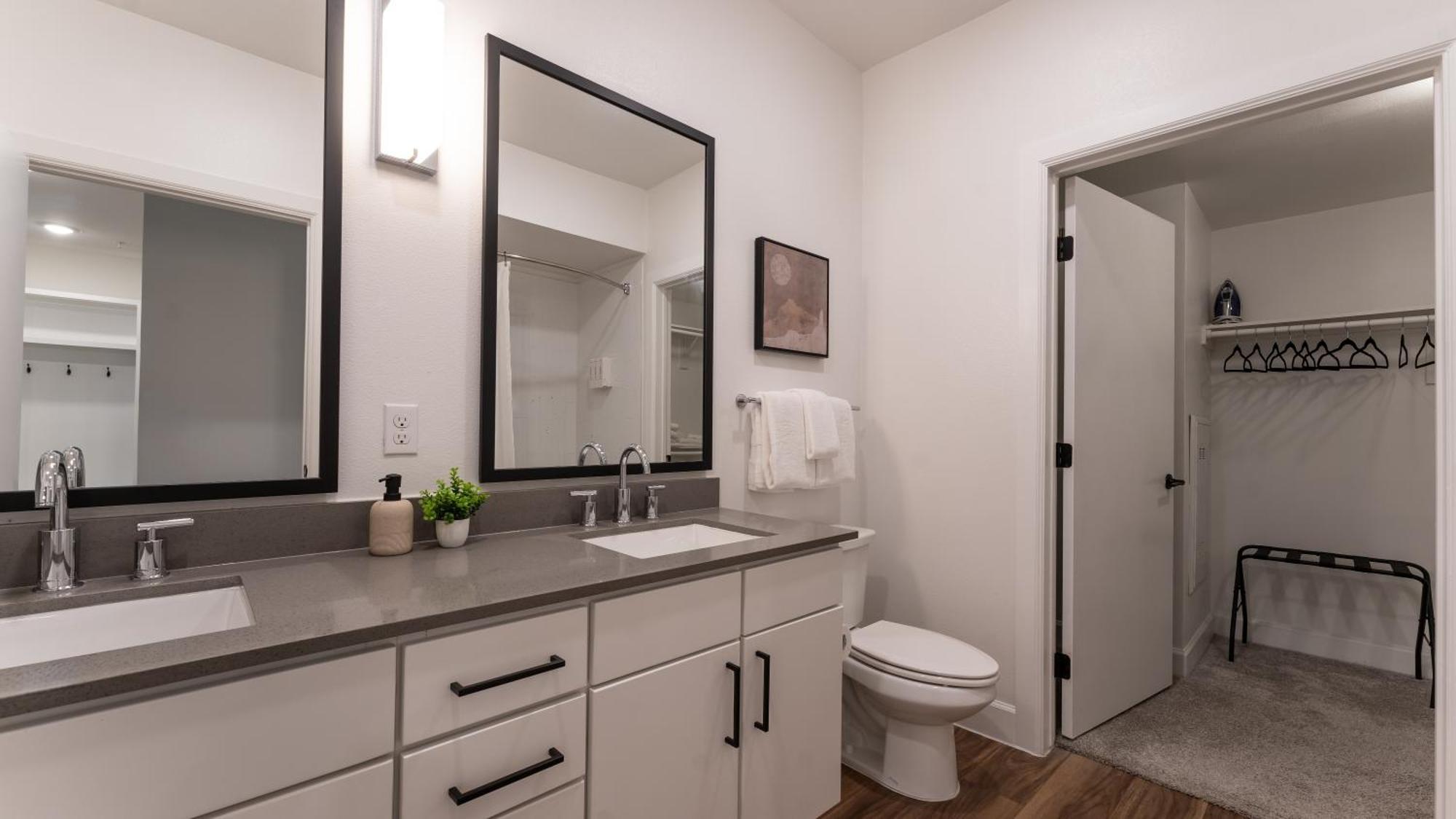 Downtown With Pool And Trail Access Apartment *