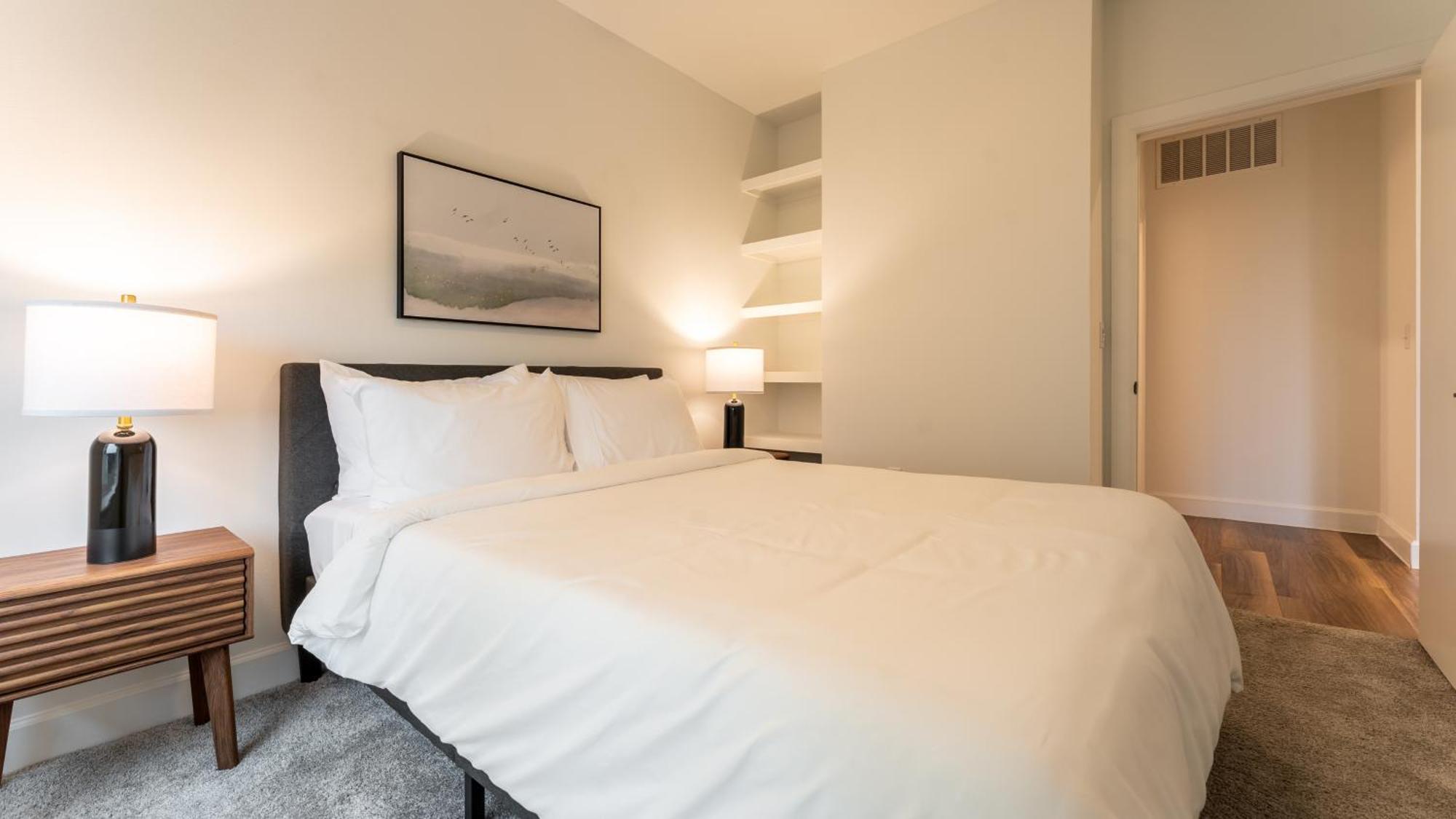 Downtown With Pool And Trail Access Apartment