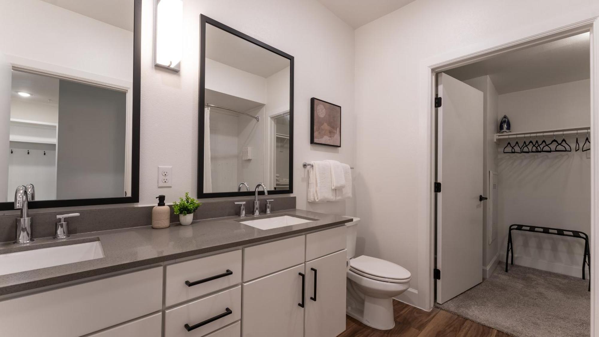 Apartment Downtown With Pool And Trail Access