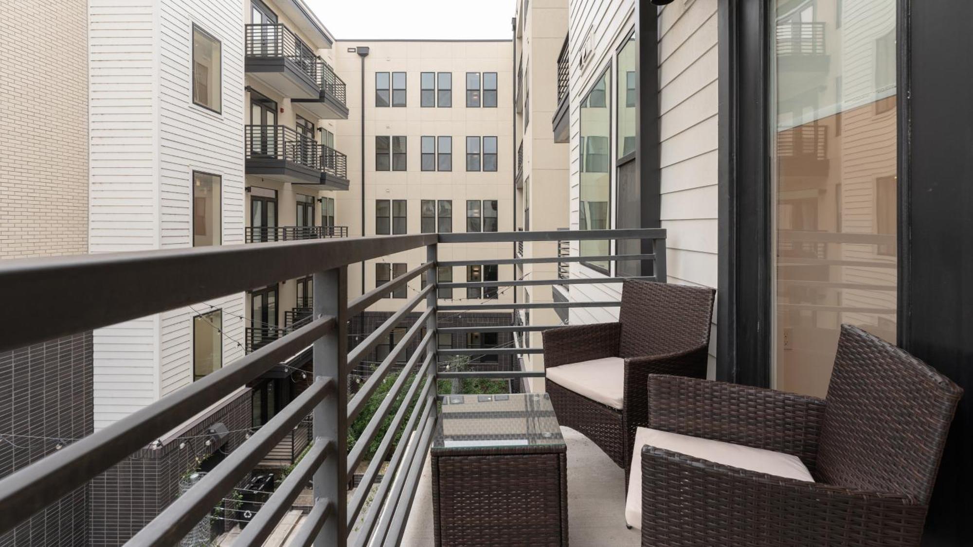 Apartment Downtown With Pool And Trail Access *
