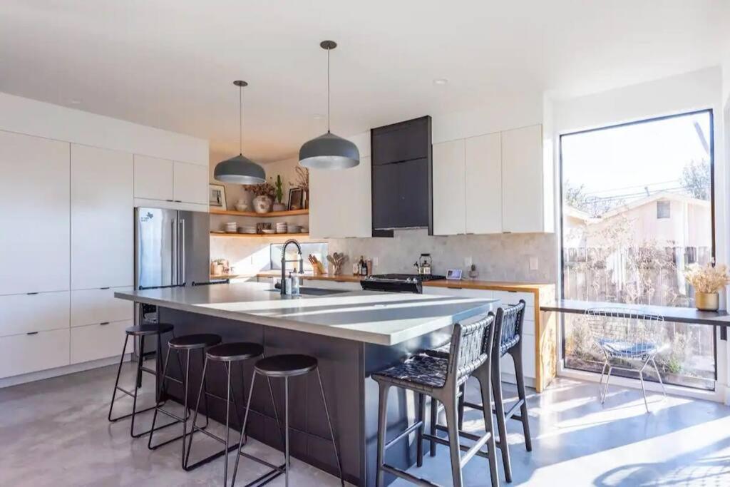 Rooftop Deck, Dt Views, Modern Eastside Oasis Austin