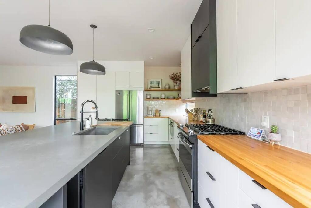 Rooftop Deck, Dt Views, Modern Eastside Oasis * Austin
