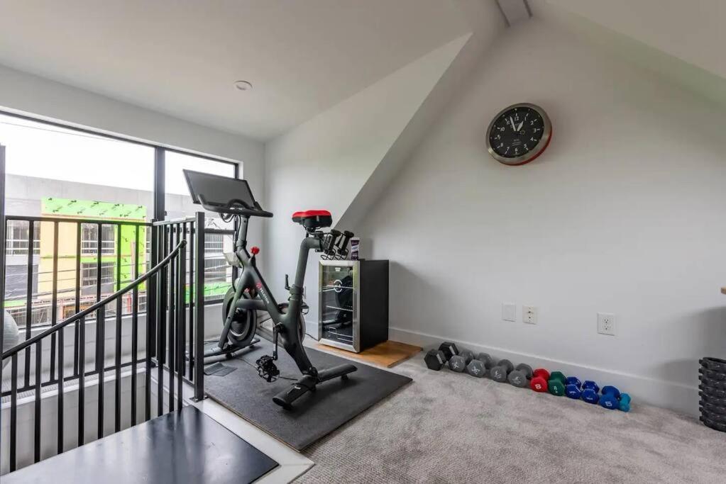 Villa Rooftop Deck, Dt Views, Modern Eastside Oasis *