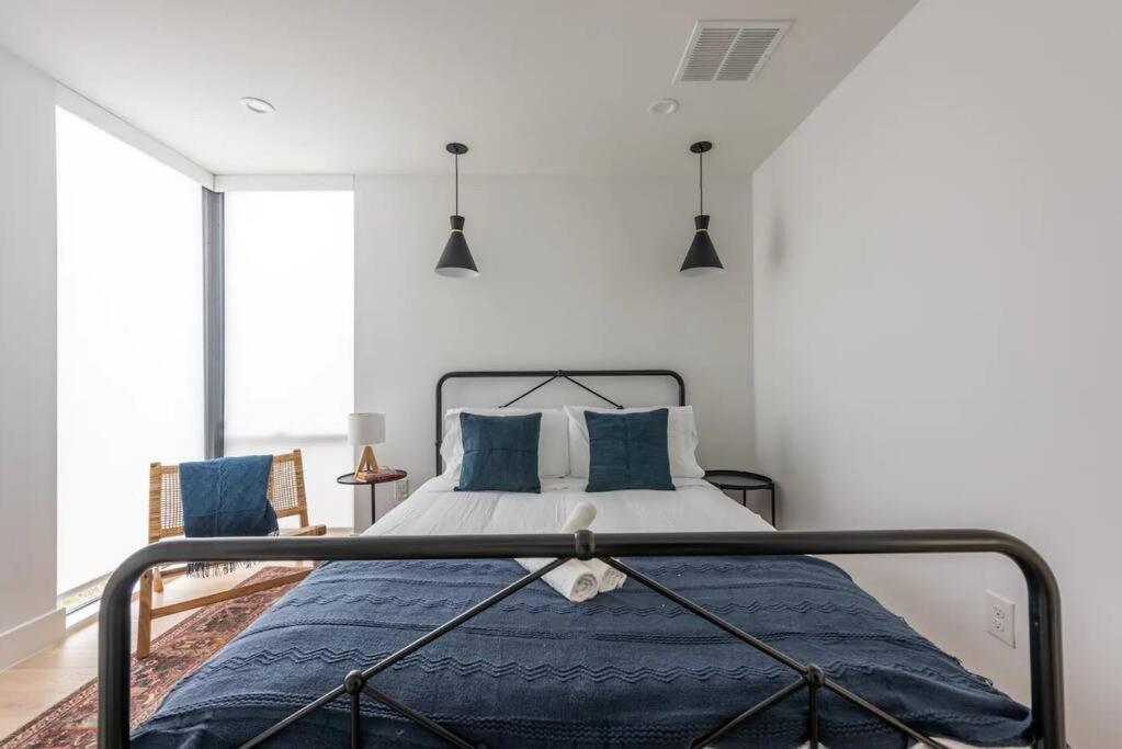 Villa Rooftop Deck, Dt Views, Modern Eastside Oasis *