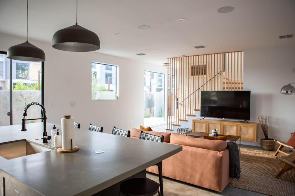 Rooftop Deck, Dt Views, Modern Eastside Oasis * Austin