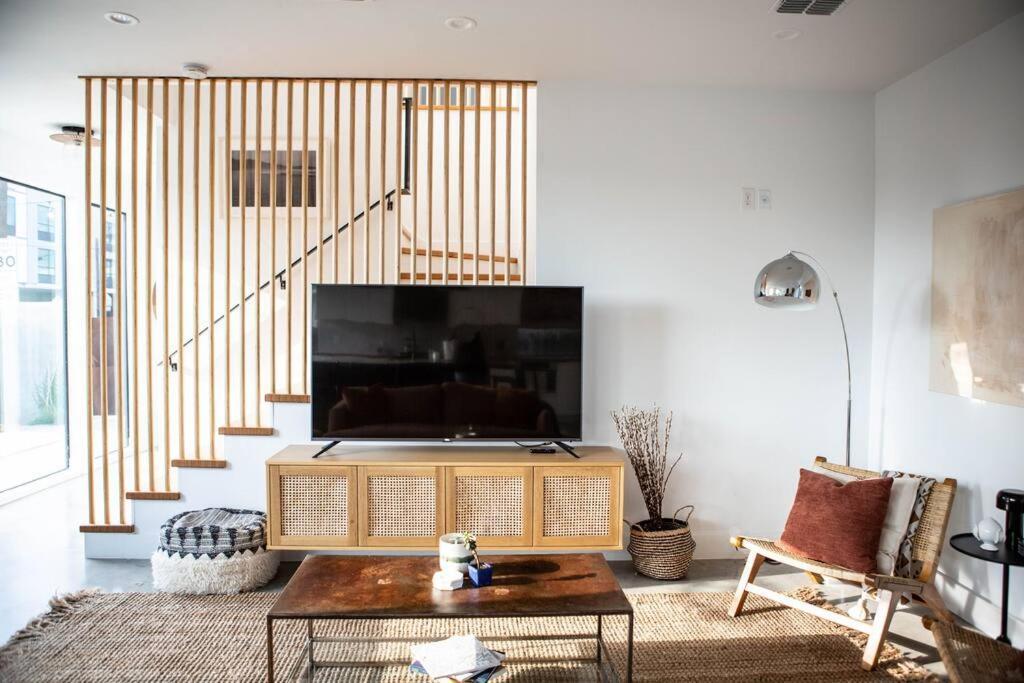 Villa Rooftop Deck, Dt Views, Modern Eastside Oasis