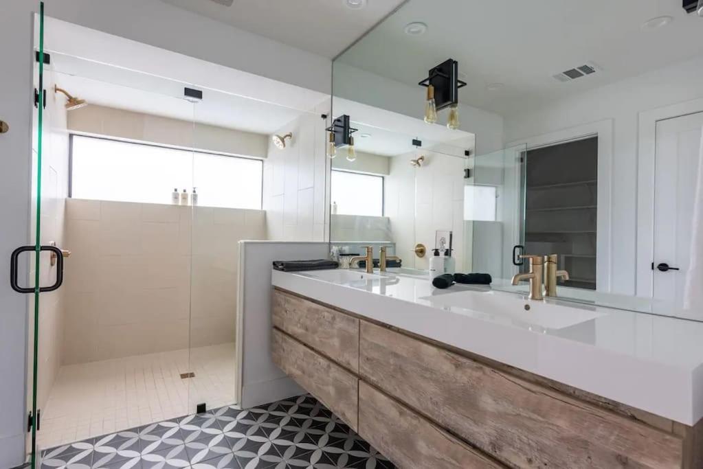 Rooftop Deck, Dt Views, Modern Eastside Oasis Villa