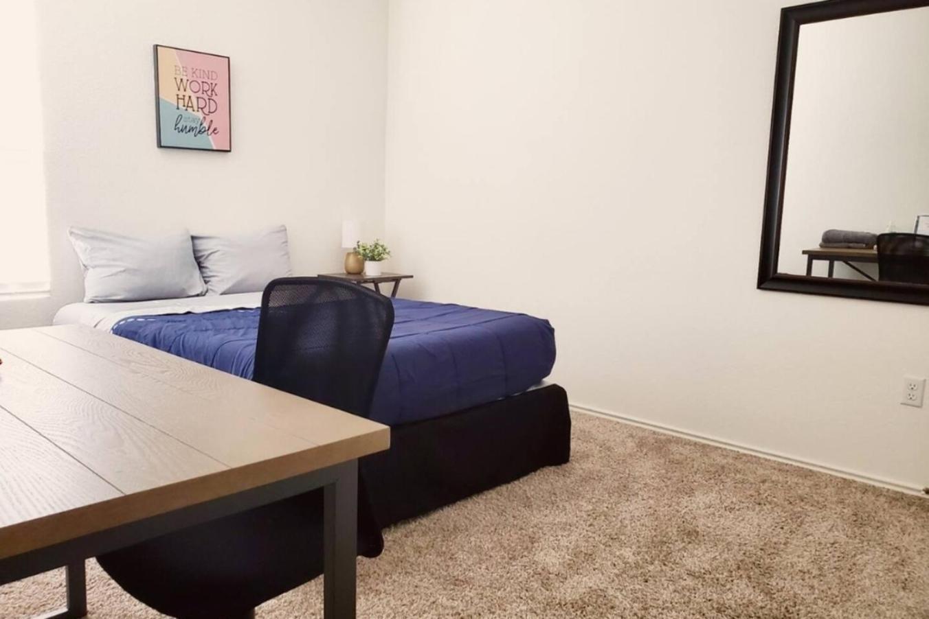 Contemporary Near Downtown & Airport Holiday home *