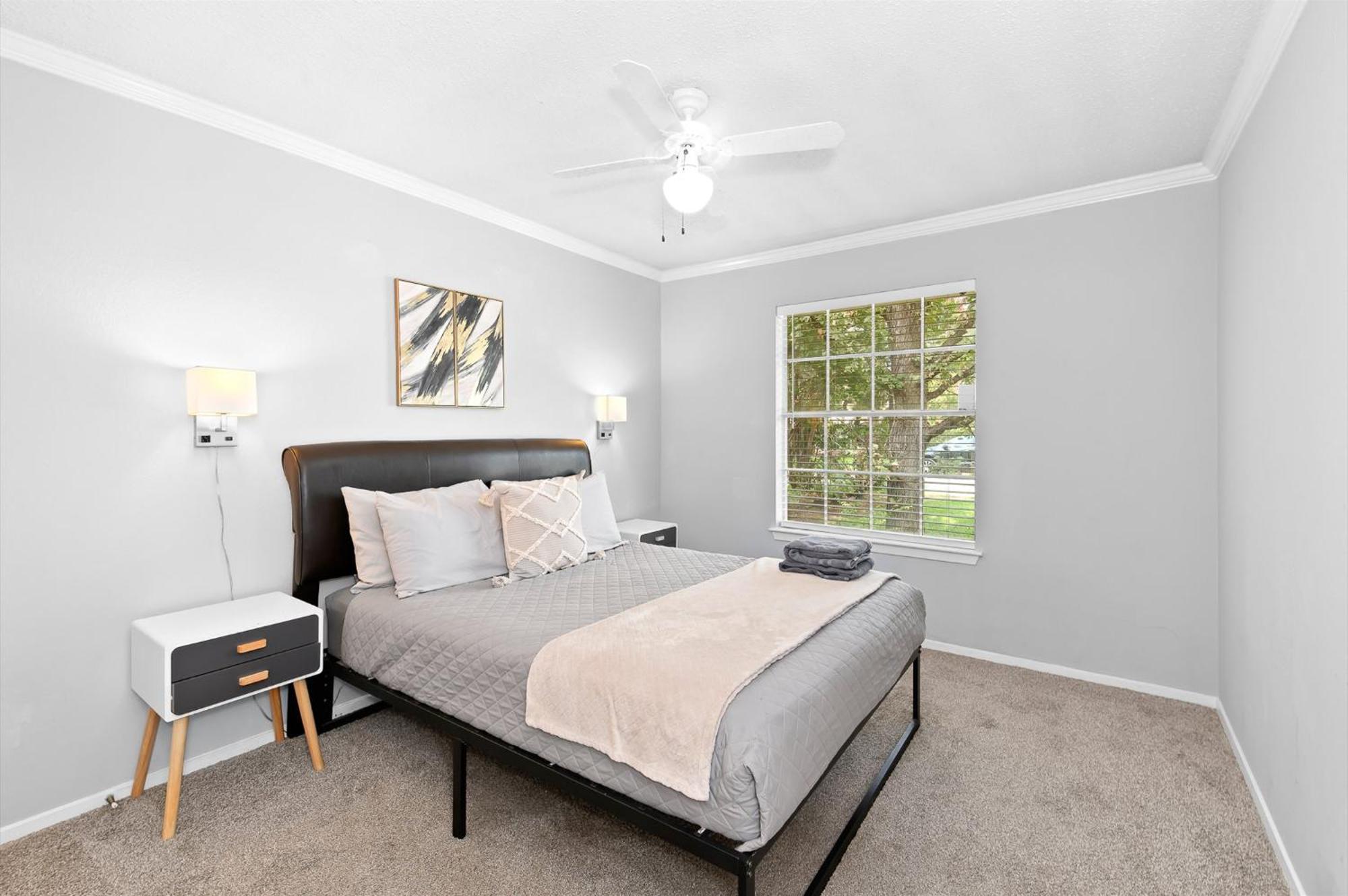 Pool Table - Ping Pong - 5min To Domain Q2 & Apple Holiday home Austin