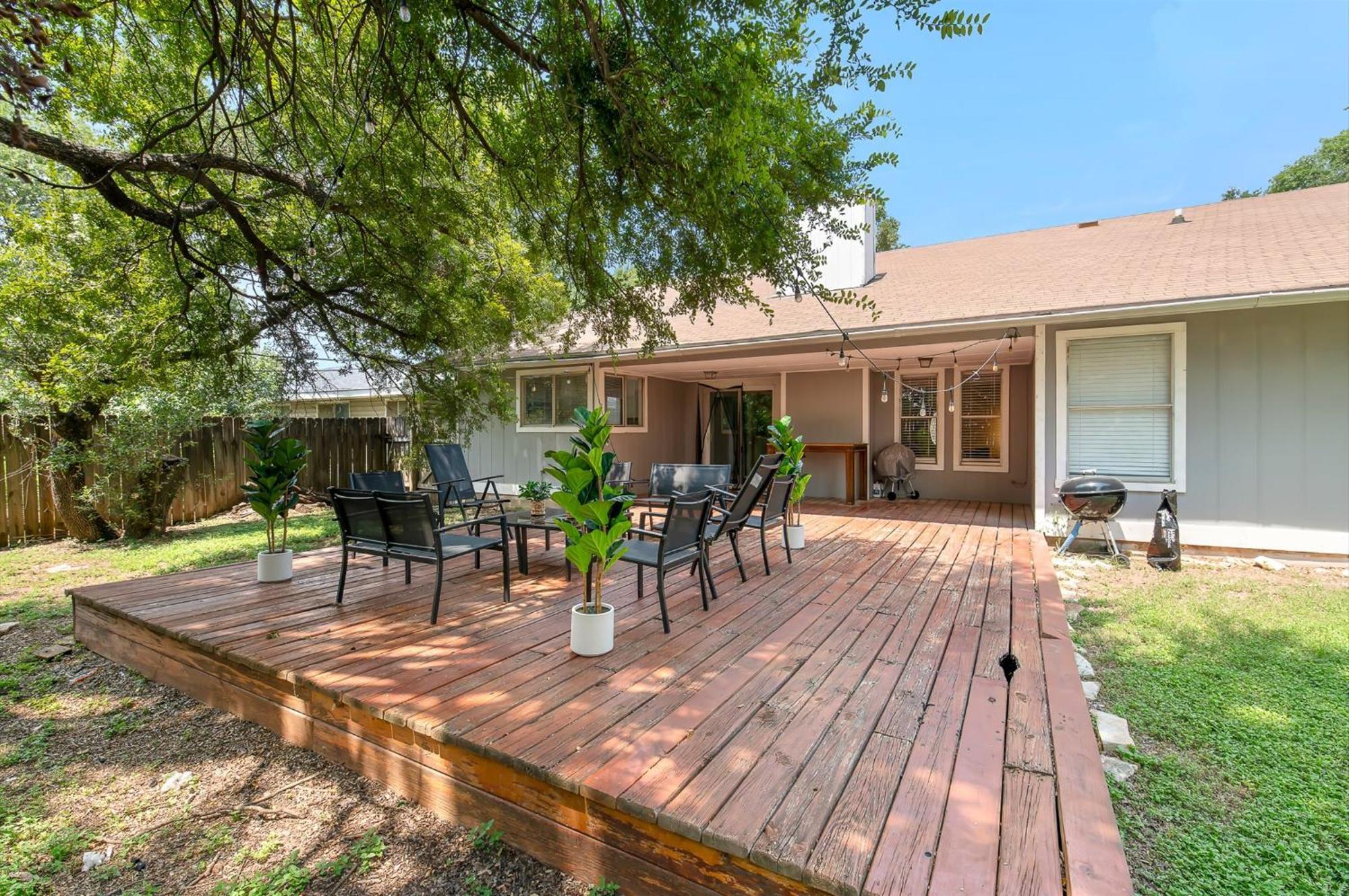 Pool Table - Ping Pong - 5min To Domain Q2 & Apple Holiday home Austin