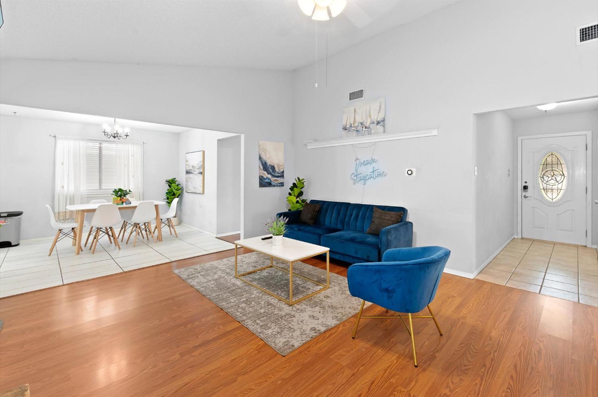 Pool Table - Ping Pong - 5min To Domain Q2 & Apple Holiday home *