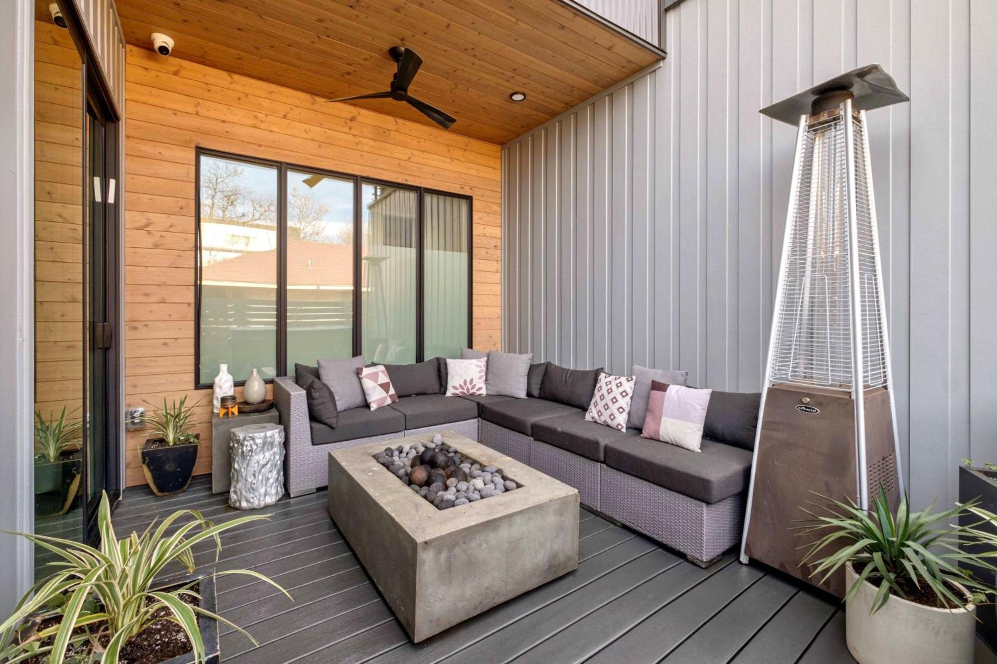 Holiday home East Flair With Hot Tub - Brass! *