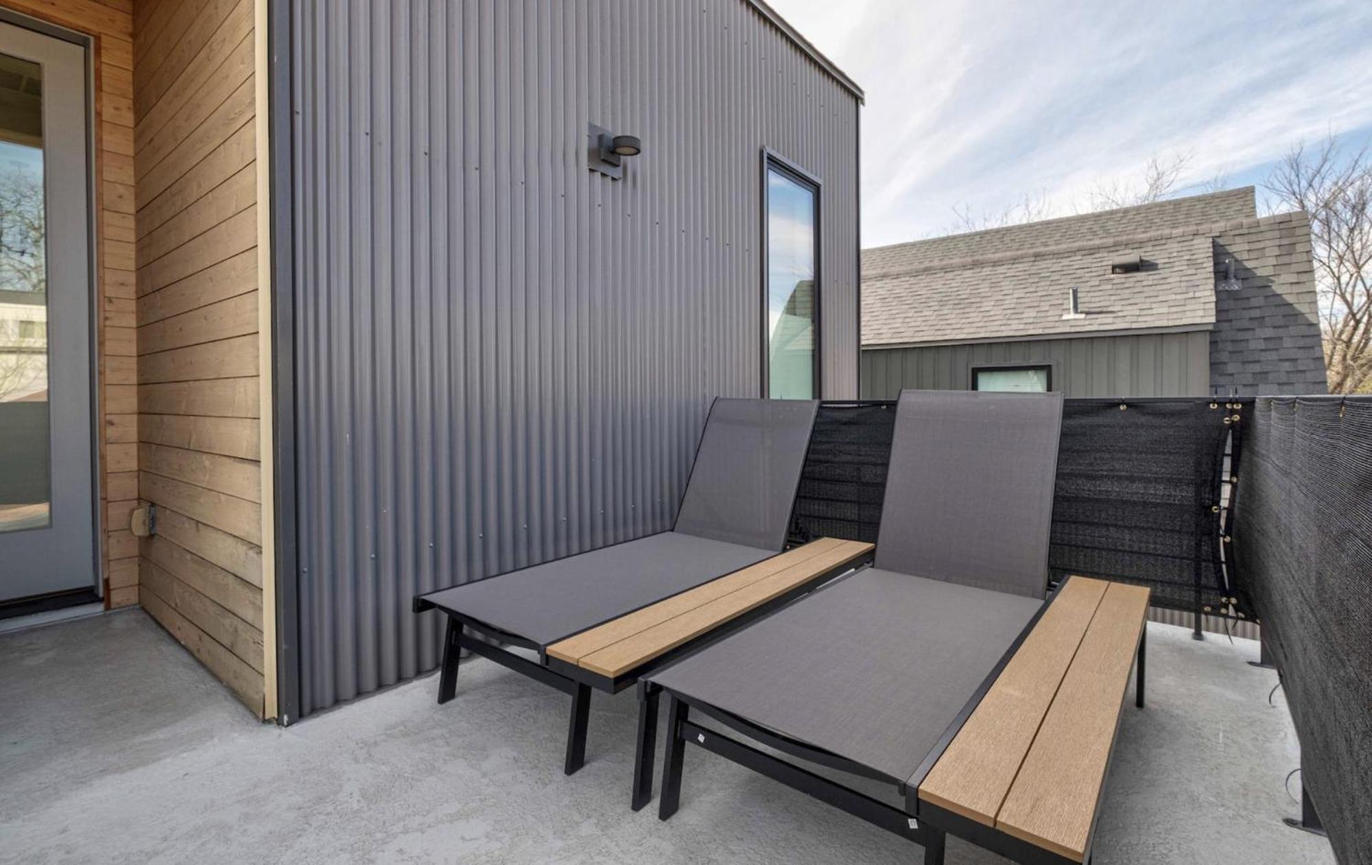 East Flair With Hot Tub - Brass!