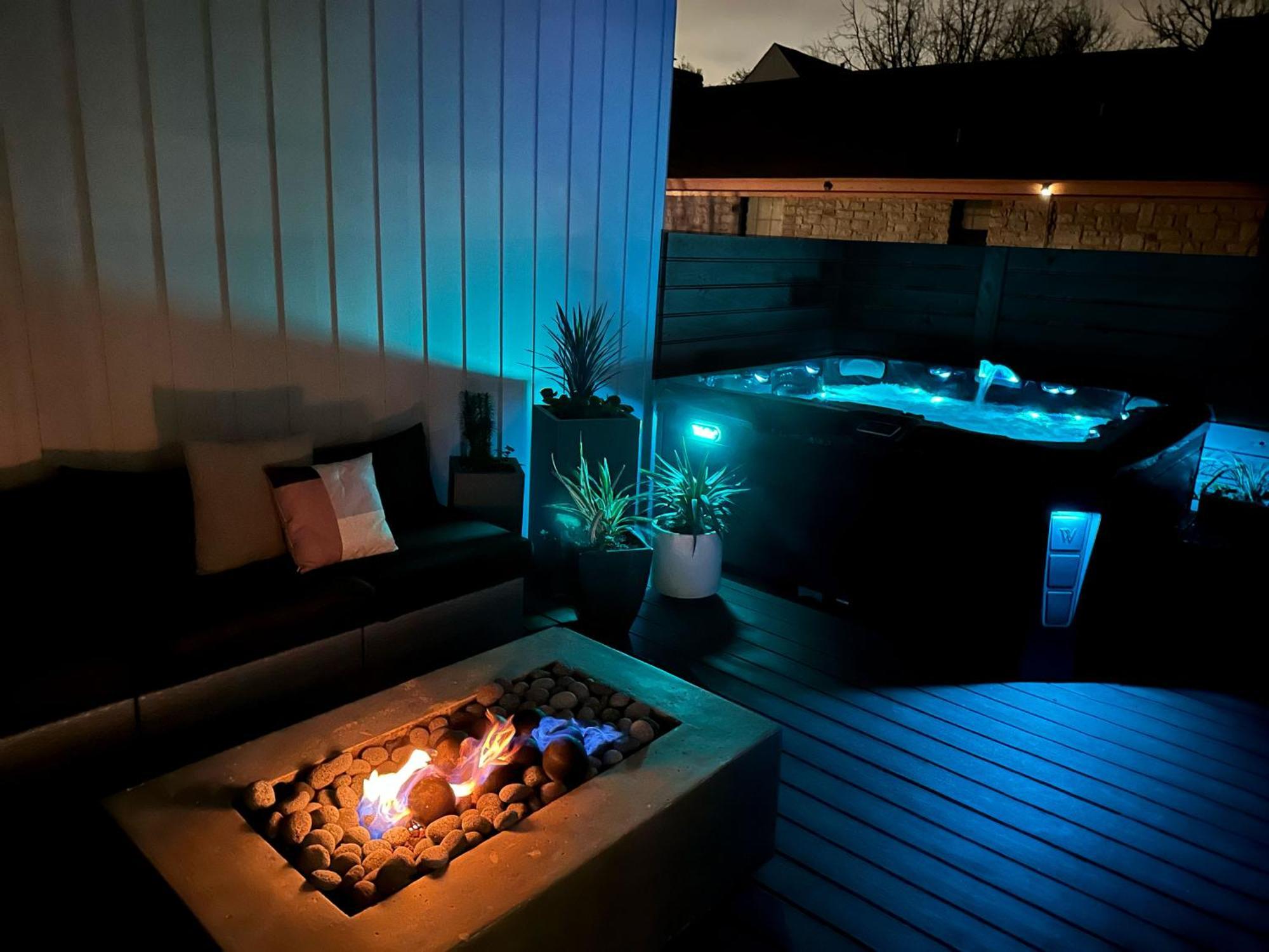 East Flair With Hot Tub - Brass!
