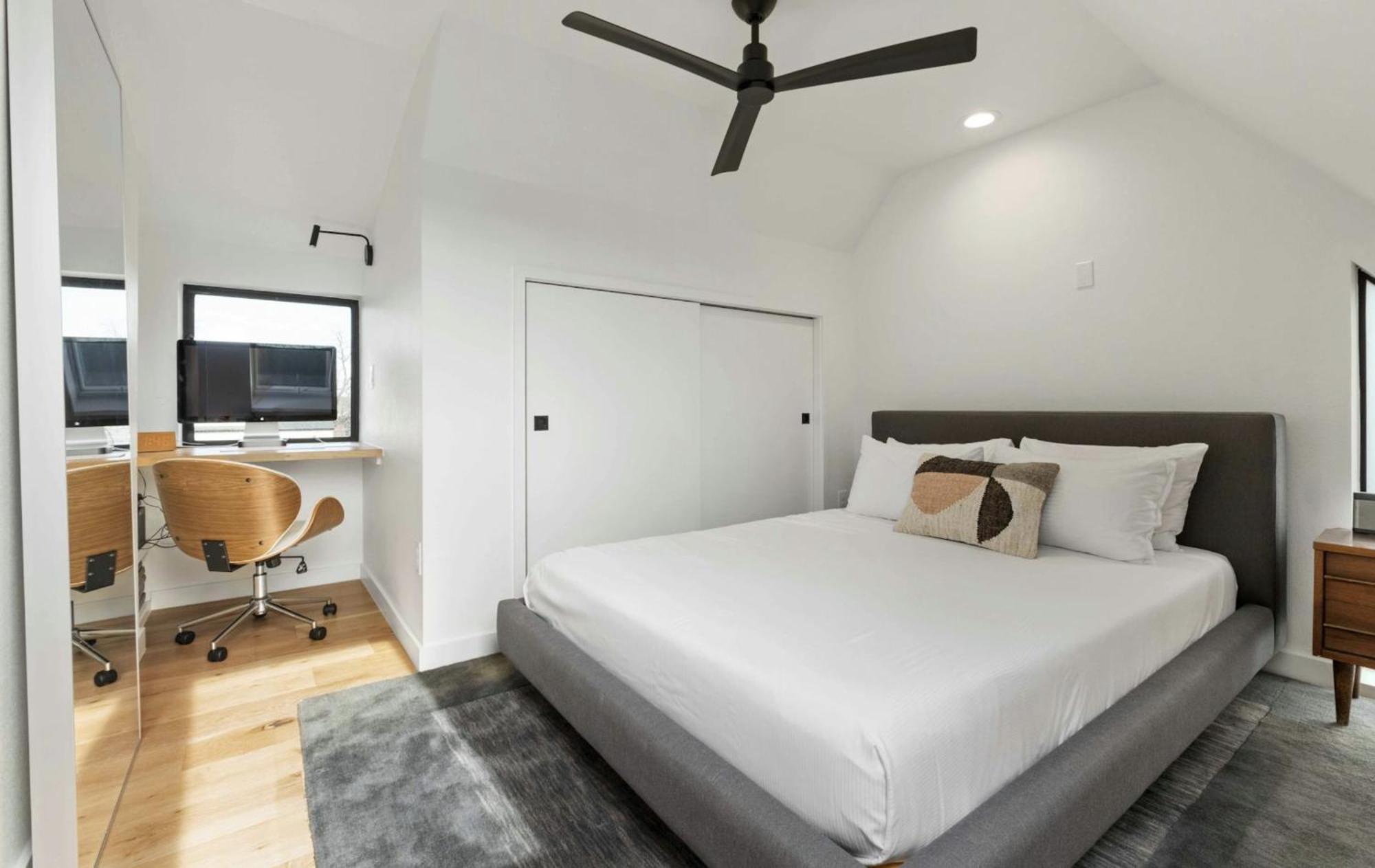 East Flair With Hot Tub - Brass! Holiday home Austin