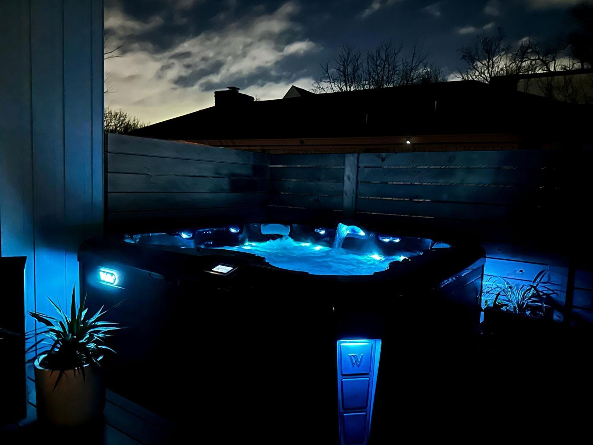 East Flair With Hot Tub - Brass! Holiday home *