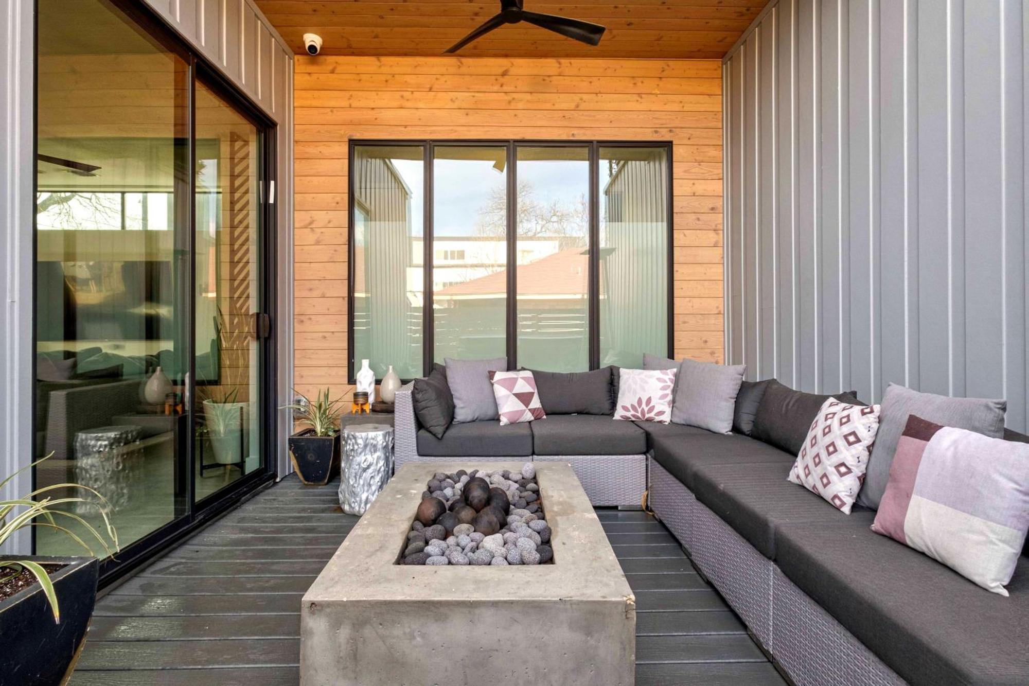 East Flair With Hot Tub - Brass! * Austin