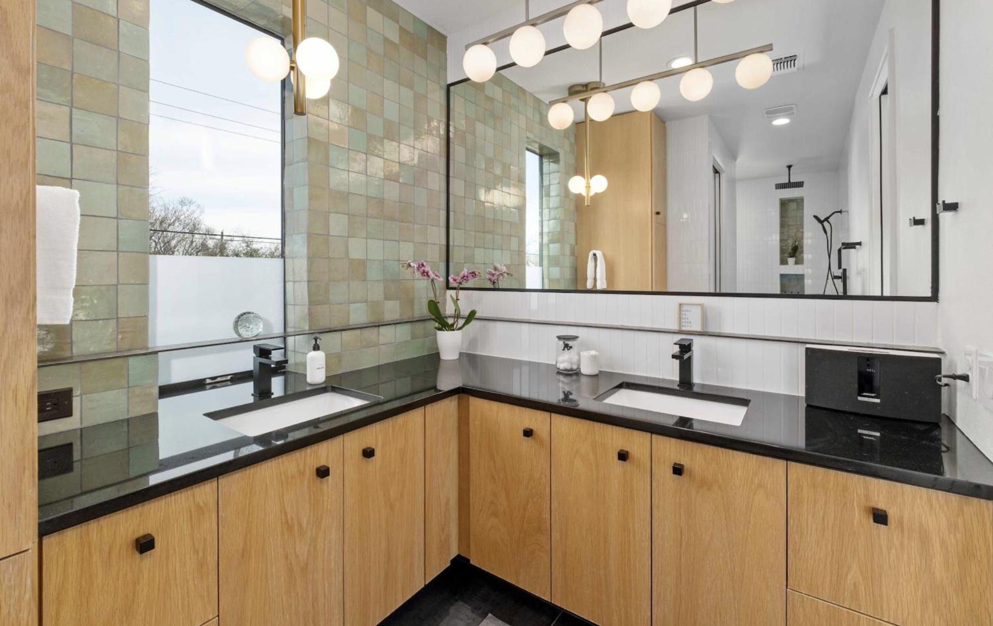 Holiday home East Flair With Hot Tub - Brass!