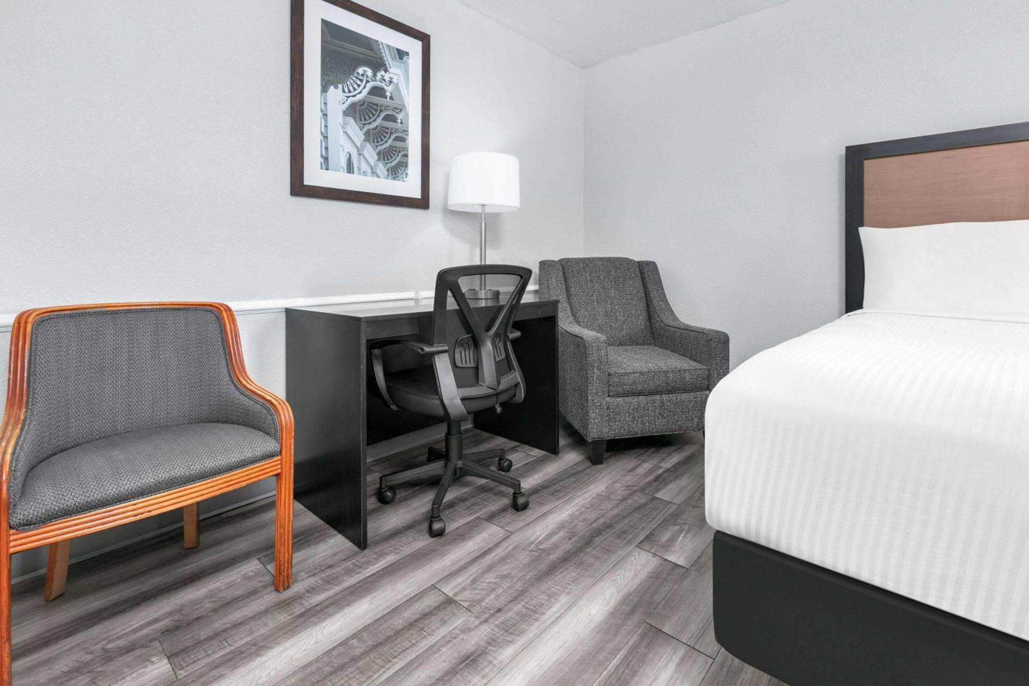 Baymont By Wyndham Area Hotel 3*