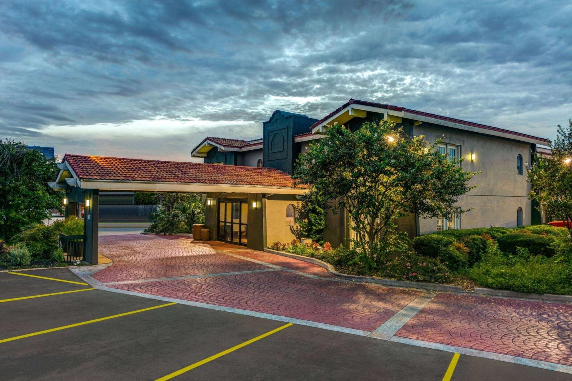 Baymont By Wyndham Area 3* Austin