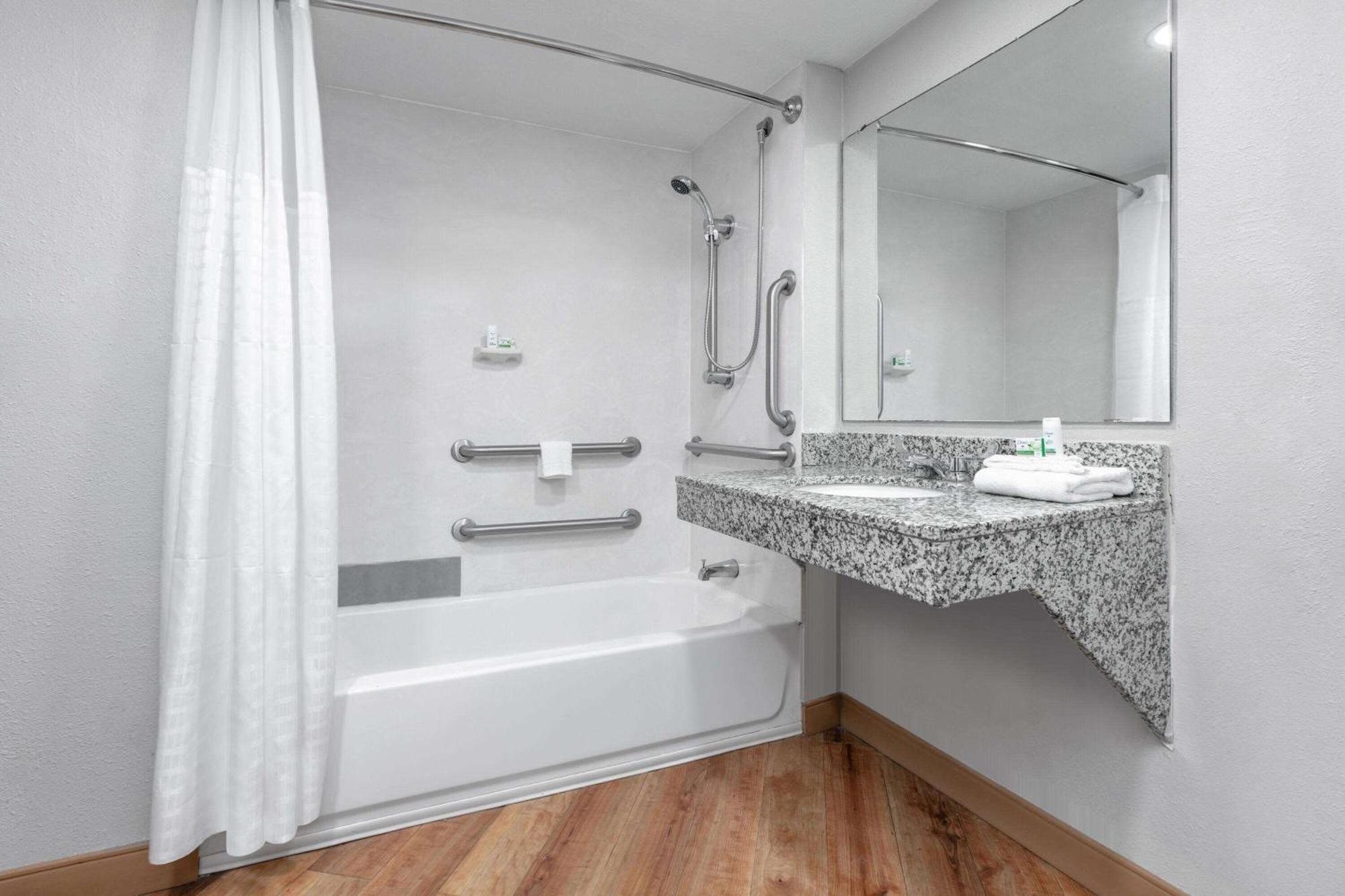 Hotel Baymont By Wyndham Area Austin