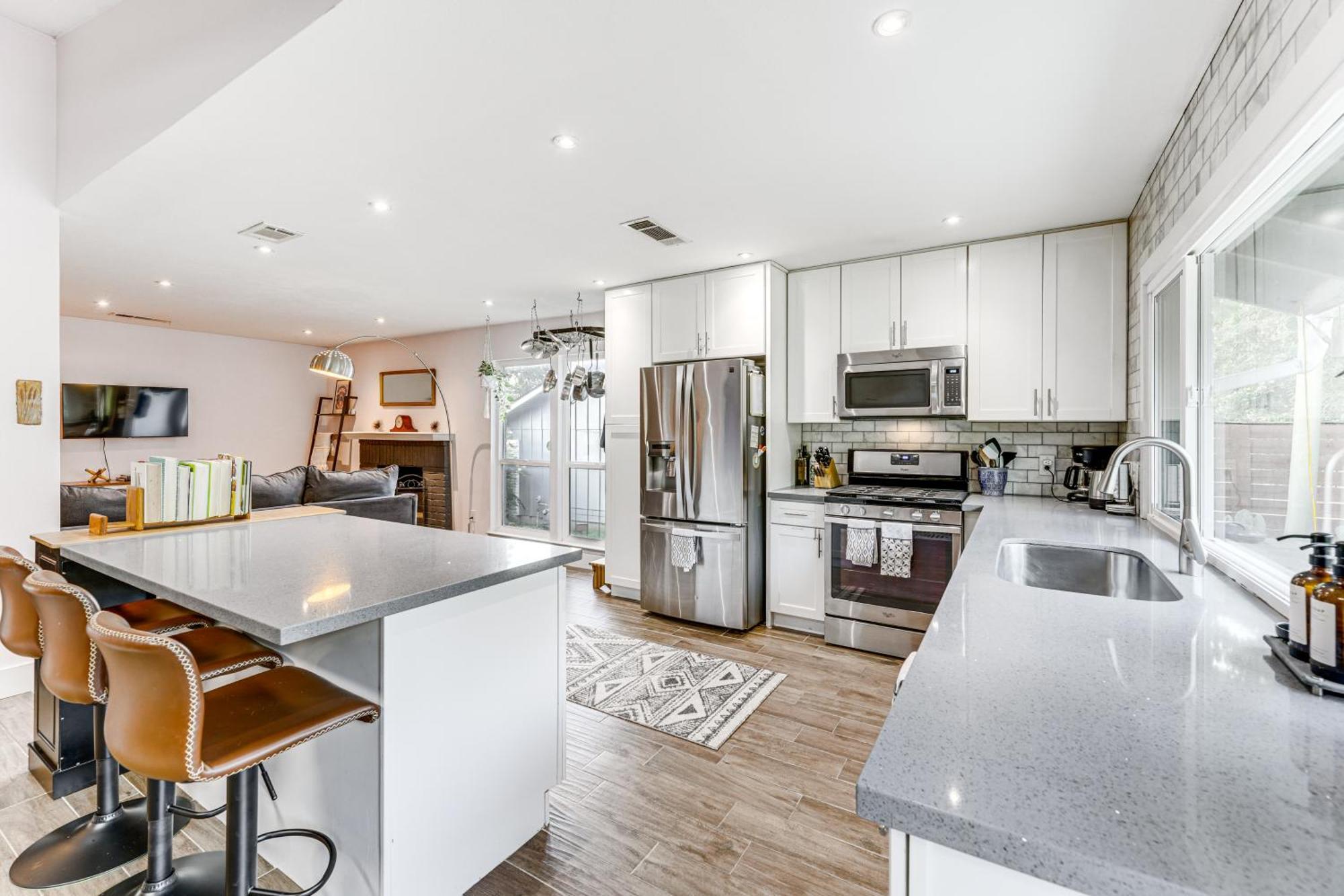 Modern With Outdoor Pool And Fire Pit! Holiday home