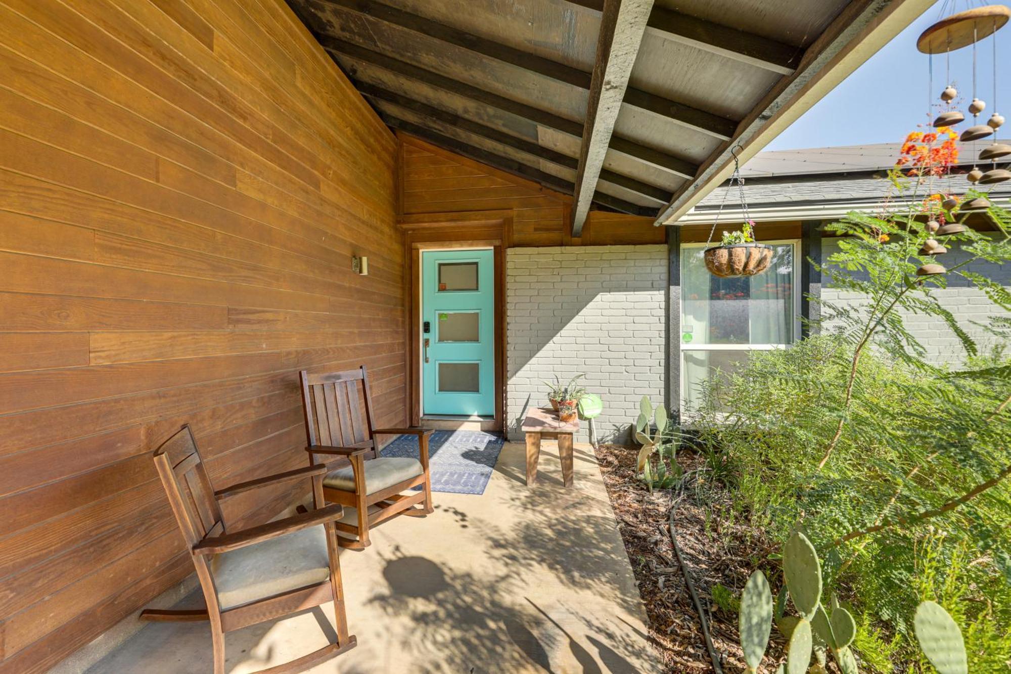 Modern With Outdoor Pool And Fire Pit! Holiday home Austin