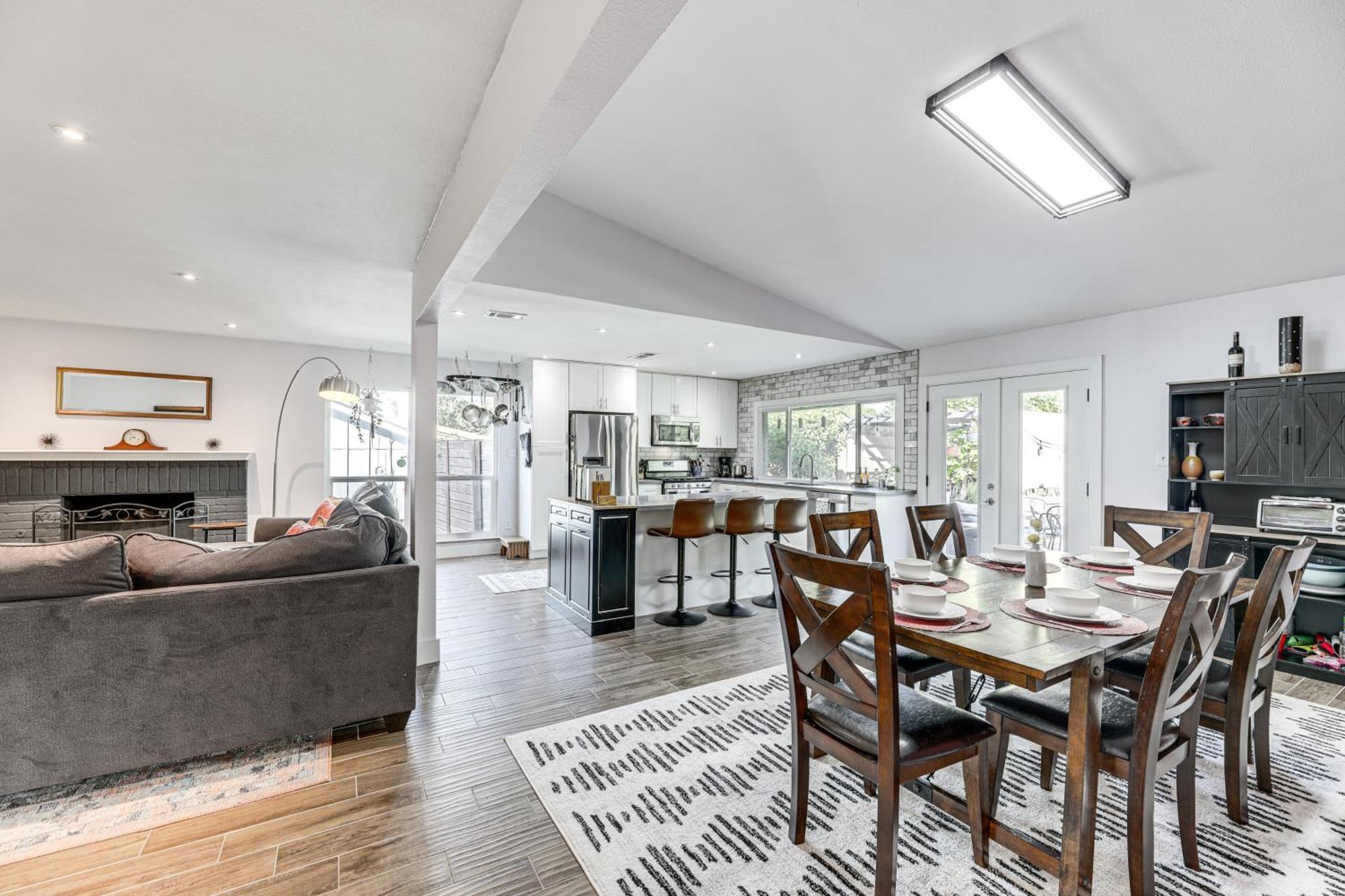 Modern With Outdoor Pool And Fire Pit! Holiday home