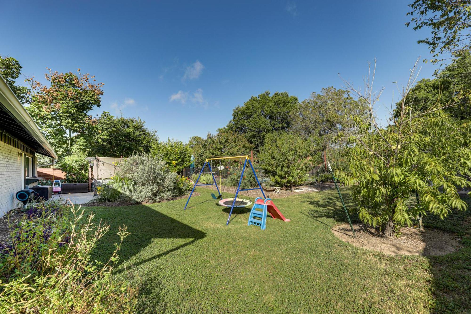 Modern With Outdoor Pool And Fire Pit!