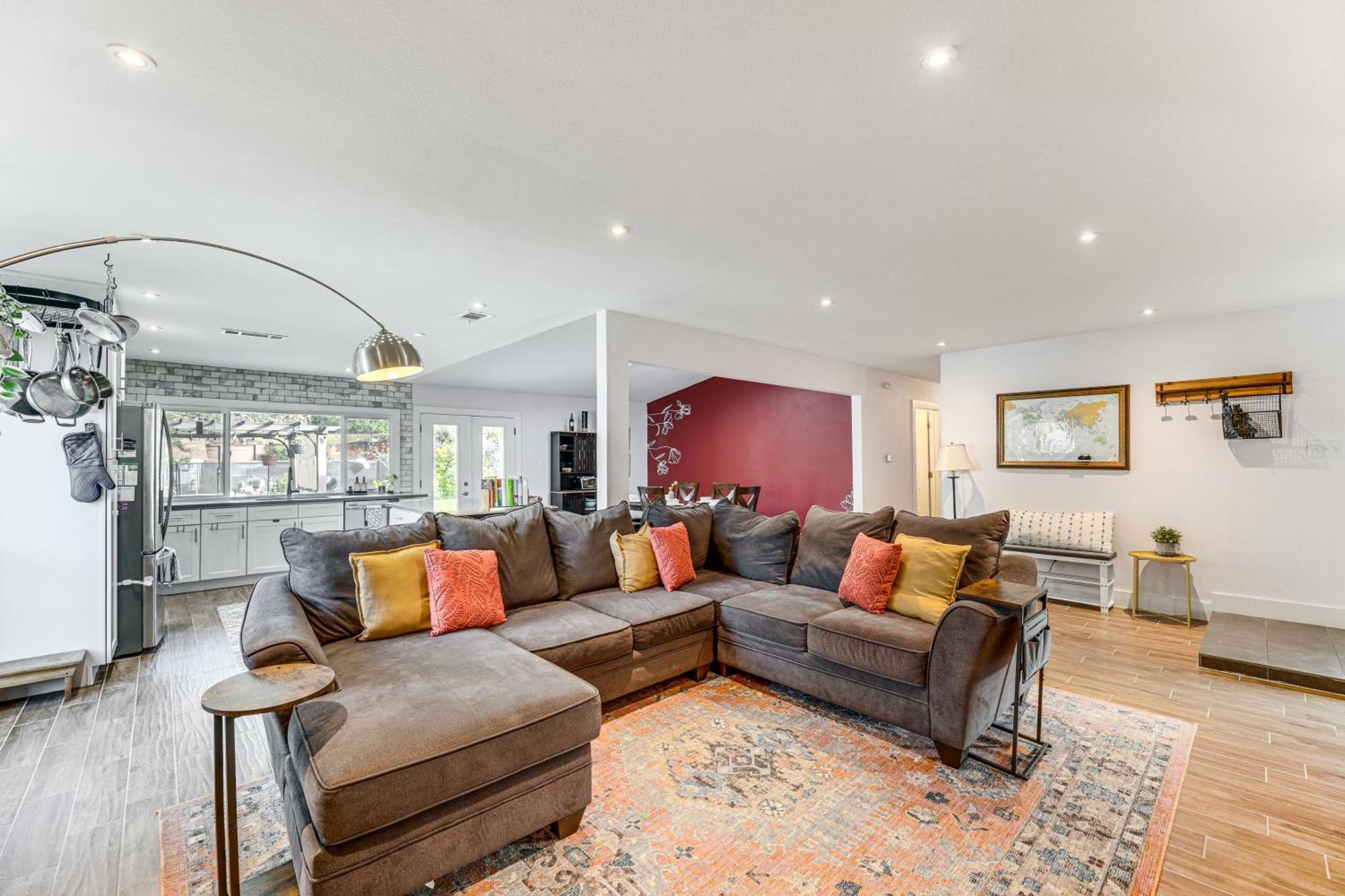 Modern With Outdoor Pool And Fire Pit! Holiday home