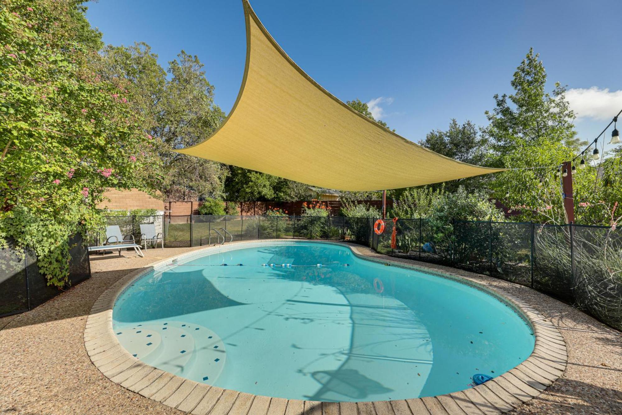 Modern With Outdoor Pool And Fire Pit!