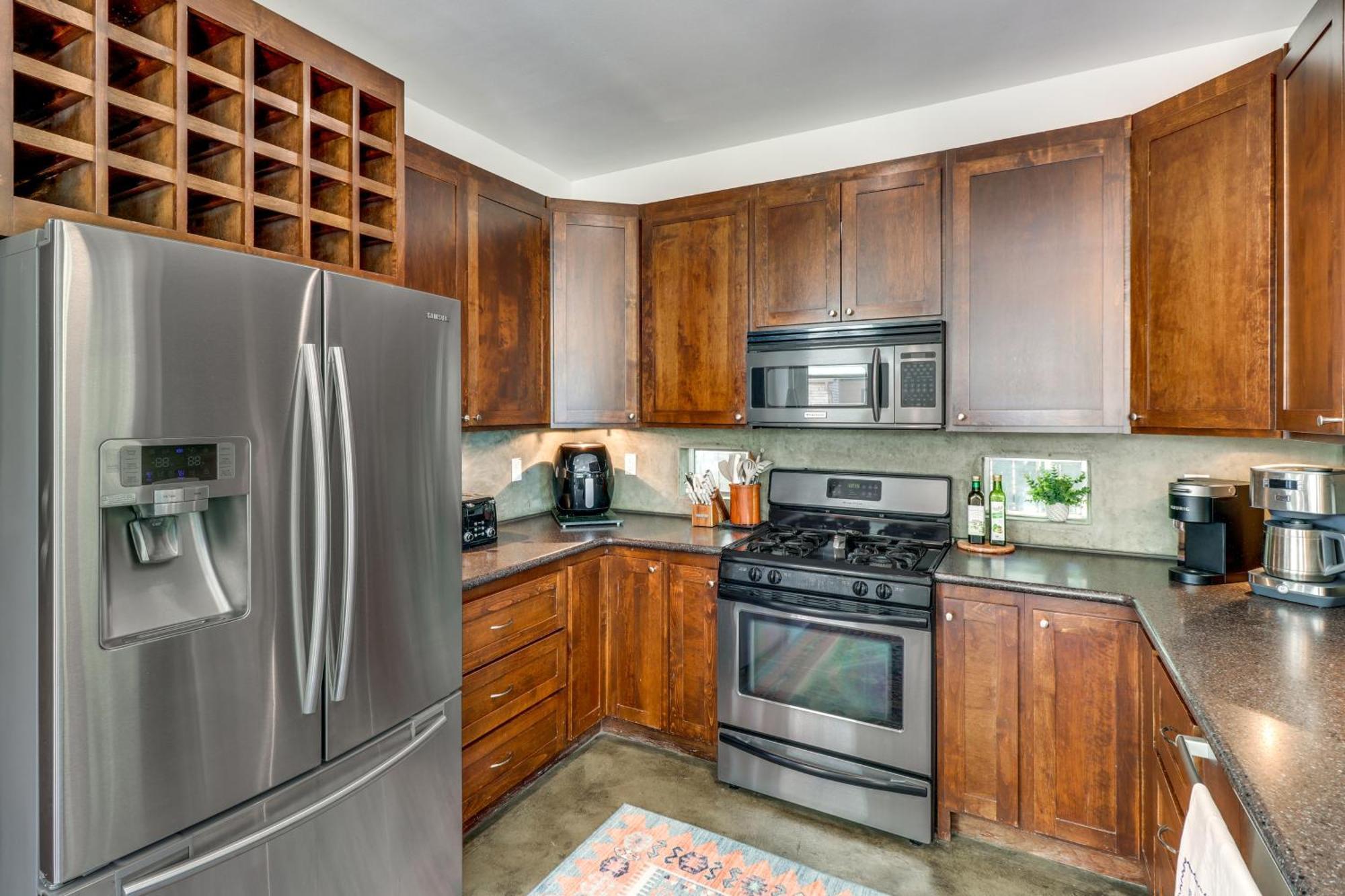 Centrally Located Townhome 3 Mi To Dtwn!