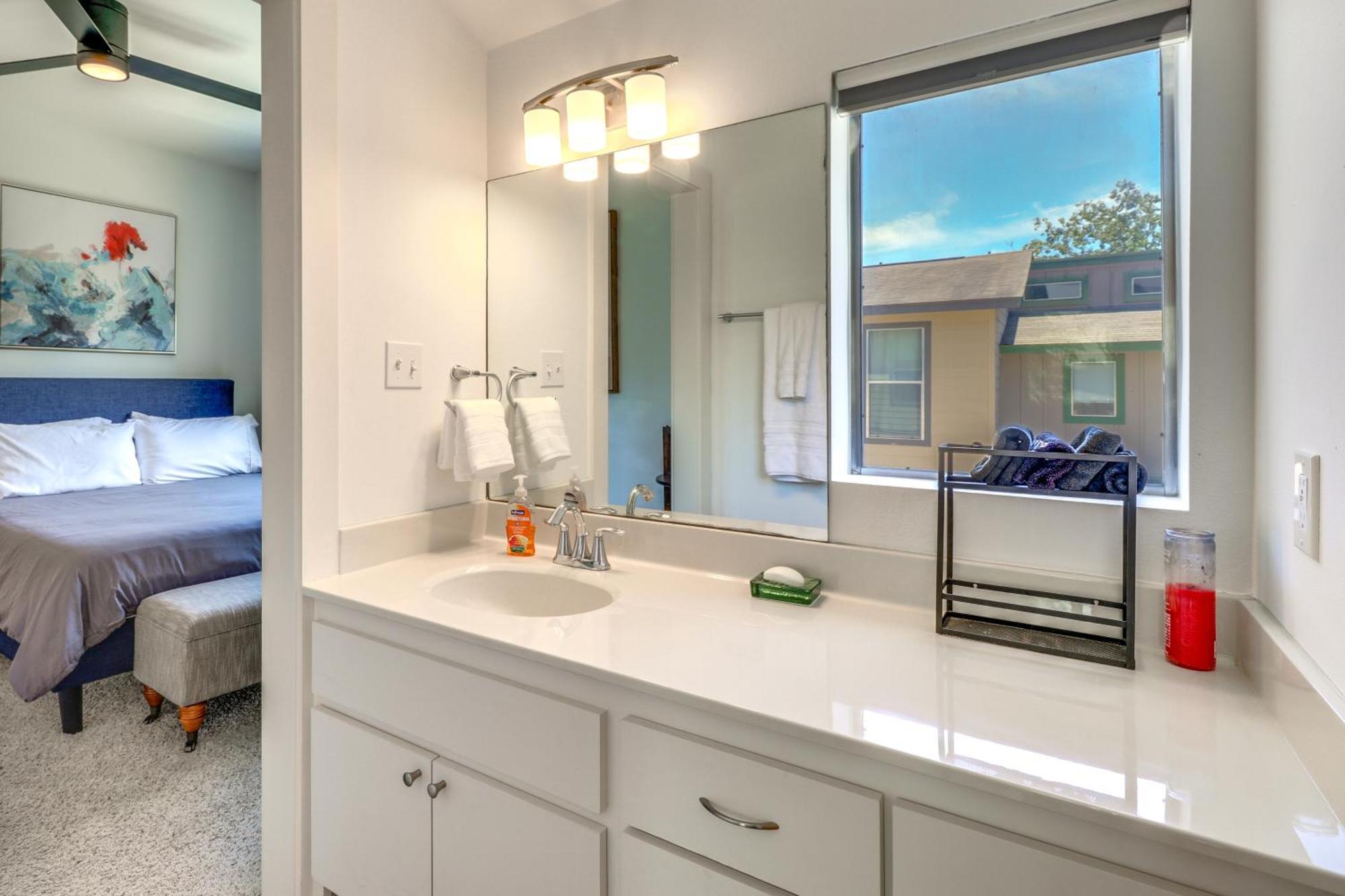 Centrally Located Townhome 3 Mi To Dtwn! Holiday home *