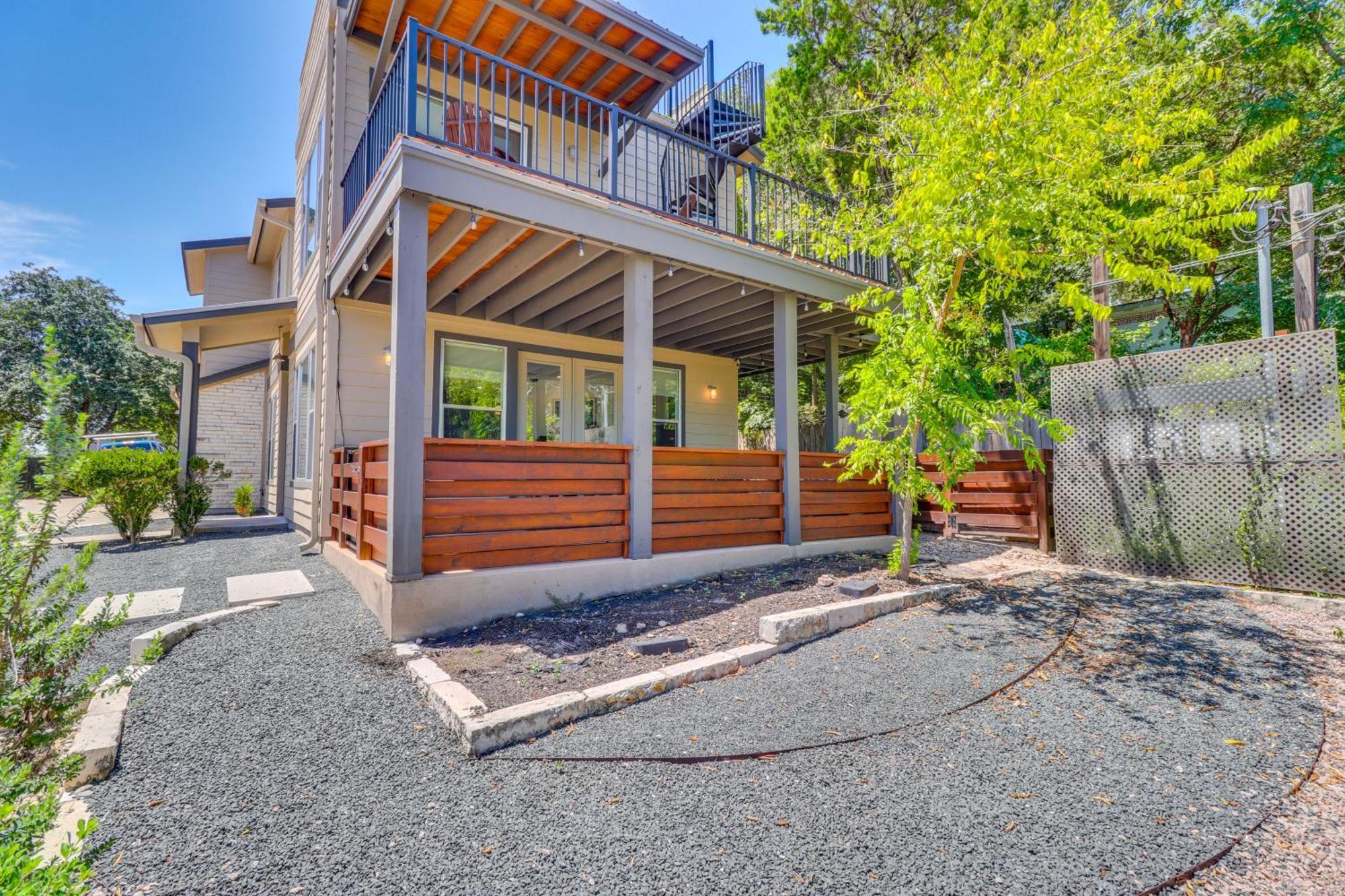 Centrally Located Townhome 3 Mi To Dtwn!