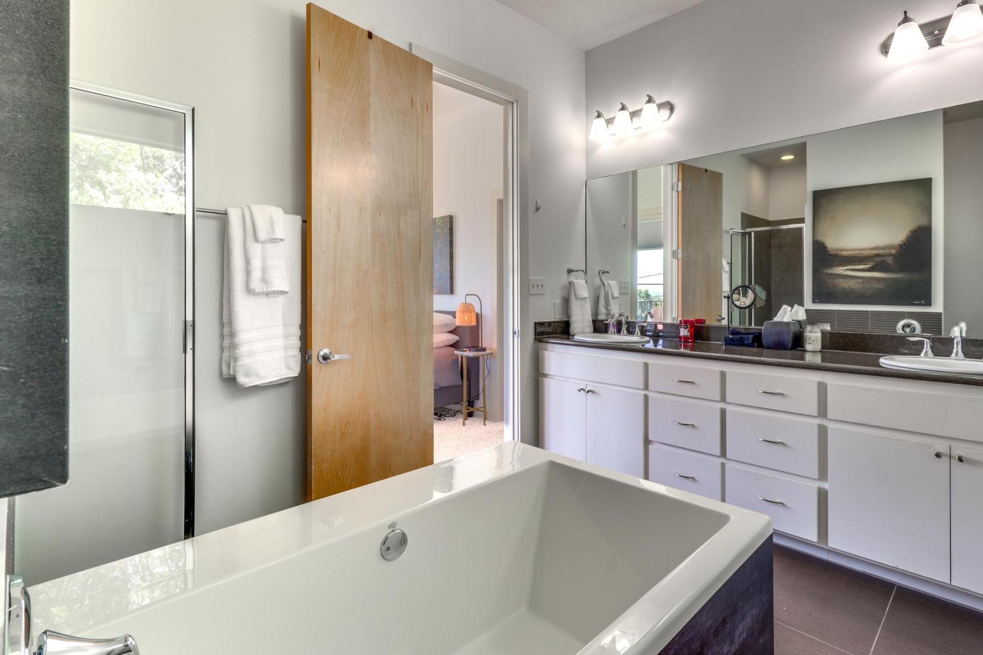 Centrally Located Townhome 3 Mi To Dtwn! Holiday home