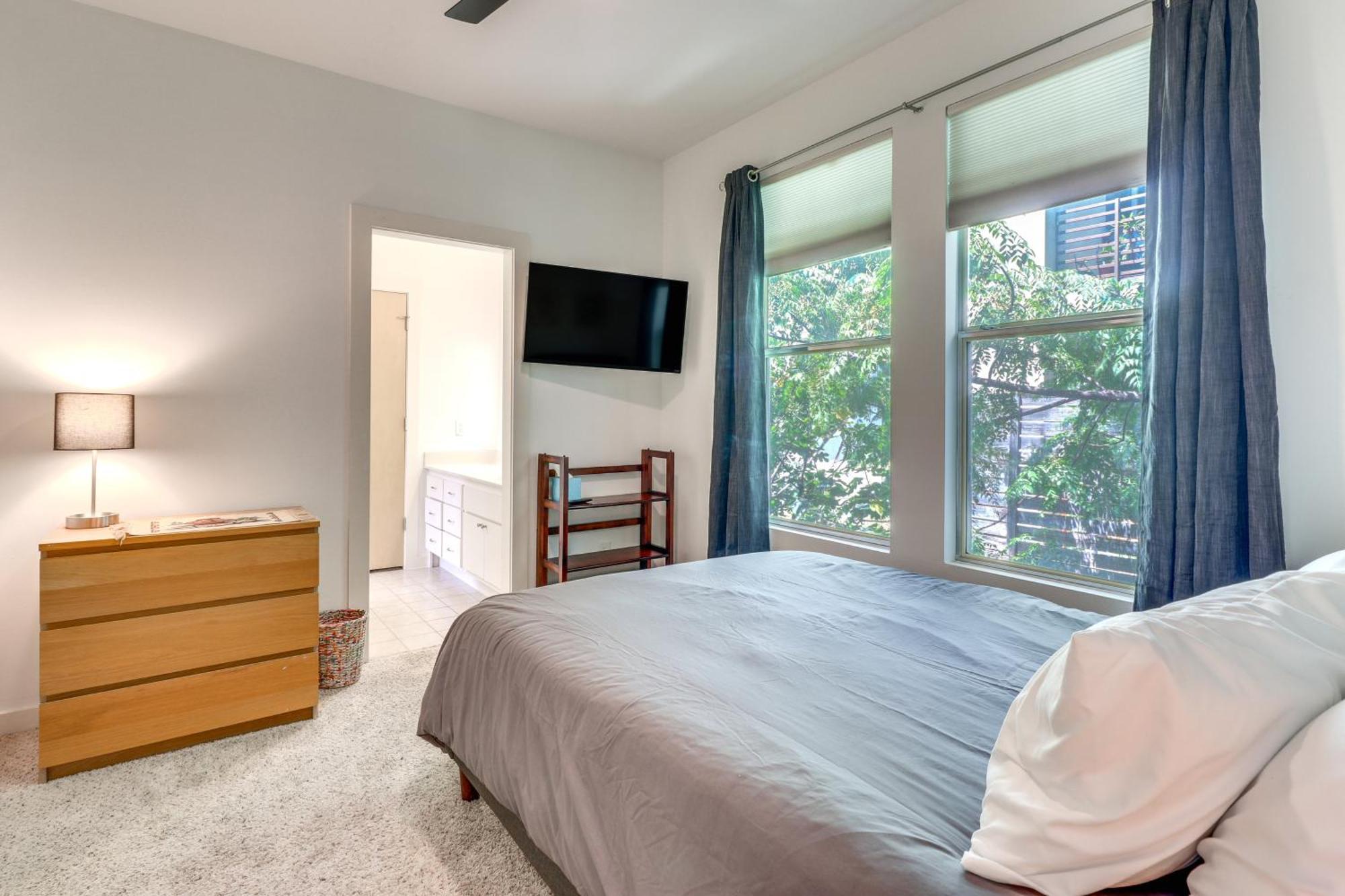 Centrally Located Townhome 3 Mi To Dtwn! Holiday home *