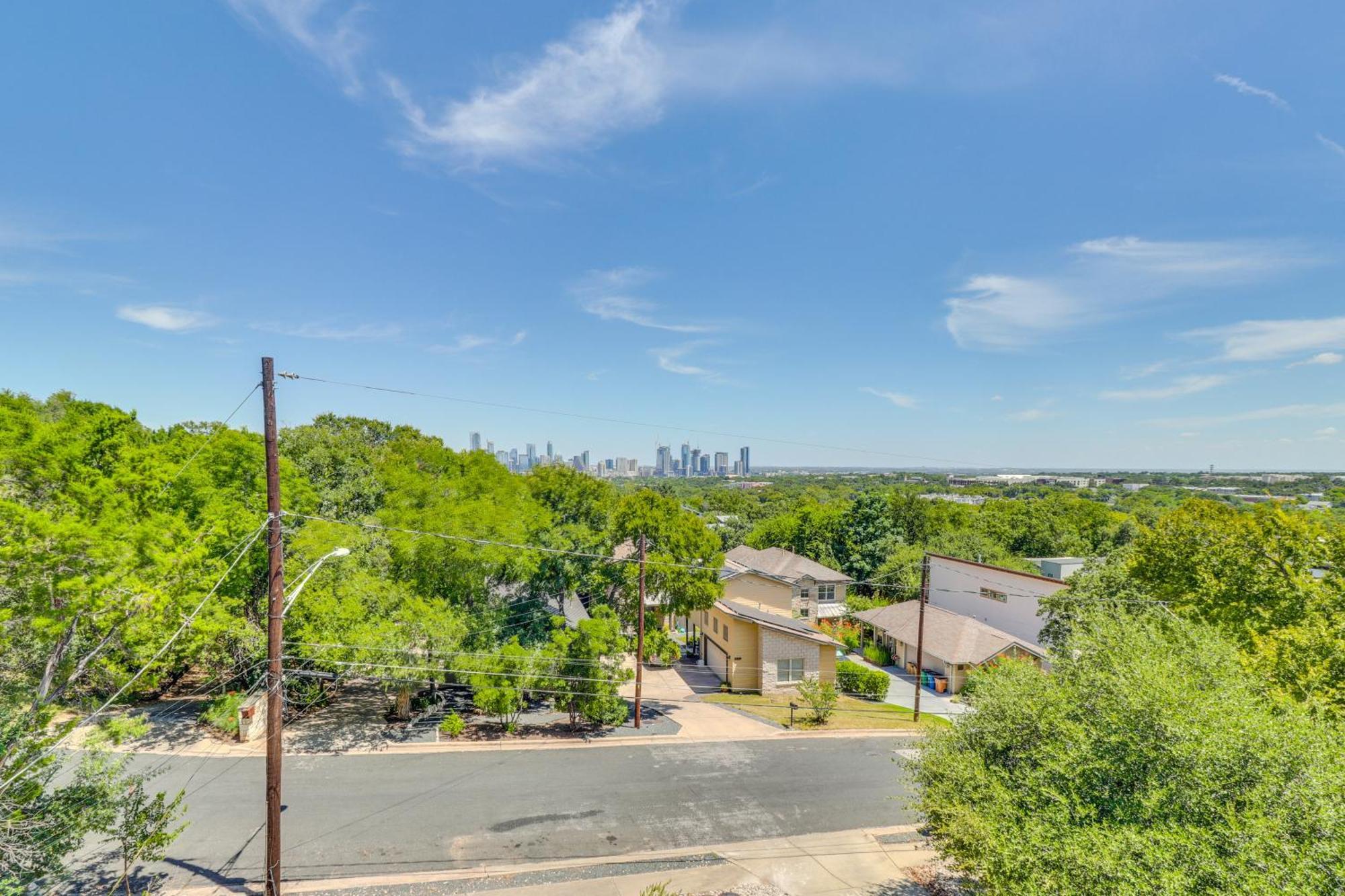 Holiday home Centrally Located Townhome 3 Mi To Dtwn!