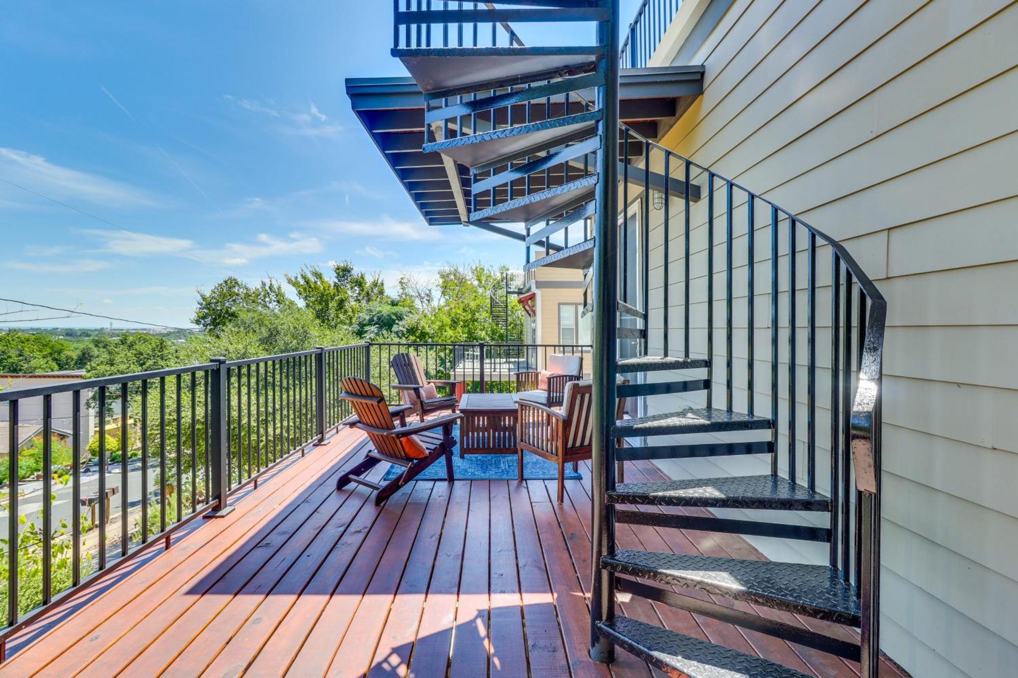 Holiday home Centrally Located Townhome 3 Mi To Dtwn!