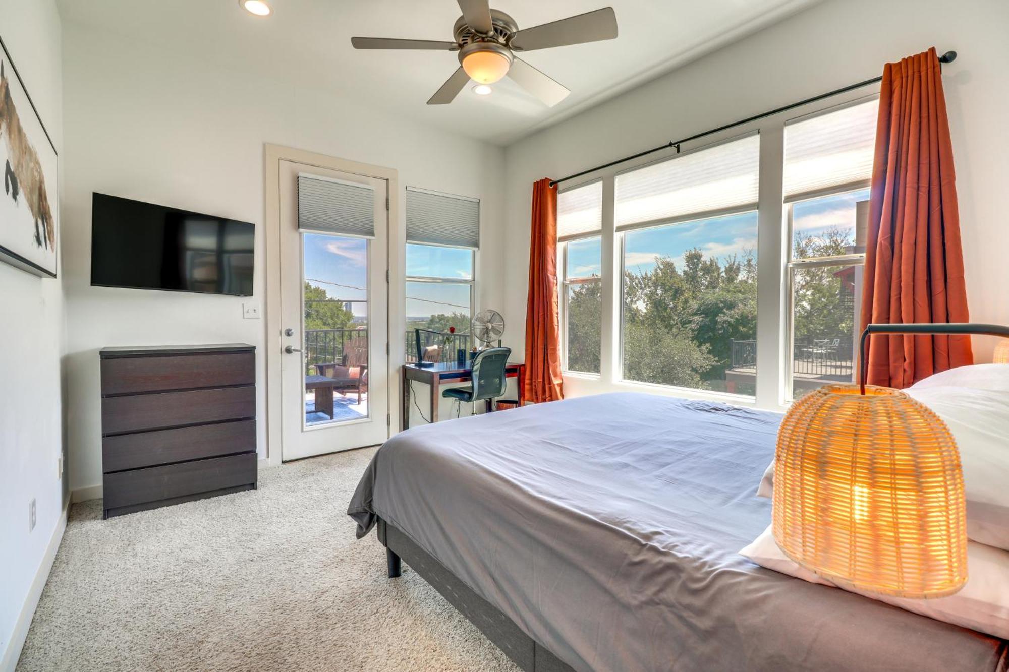 Centrally Located Townhome 3 Mi To Dtwn! Holiday home *