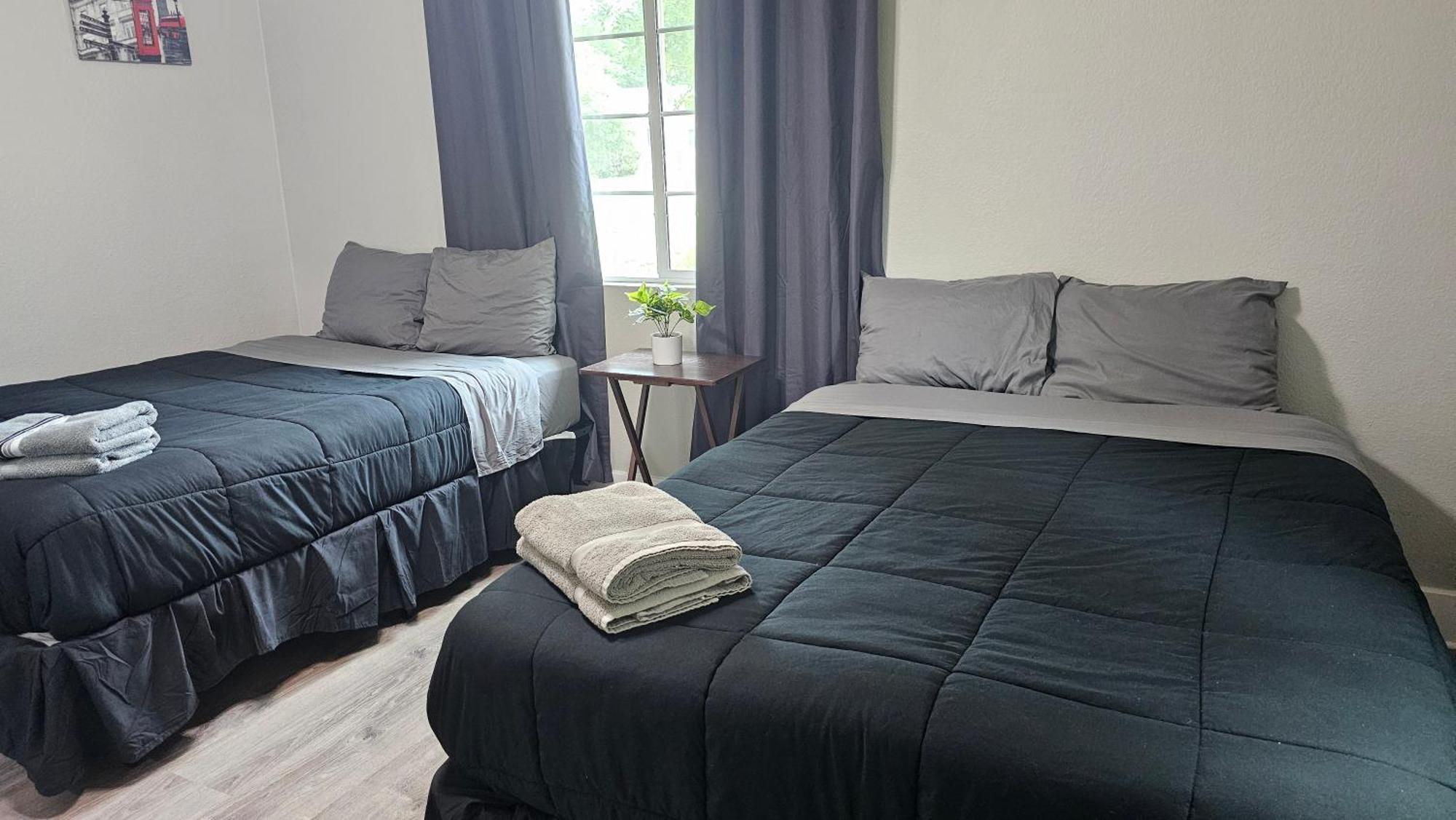 Charming 4br Bundle Near Downtown & Airport Austin