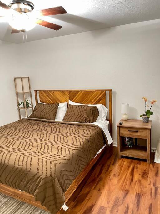 1 Bdrm Poolside Garden * Austin
