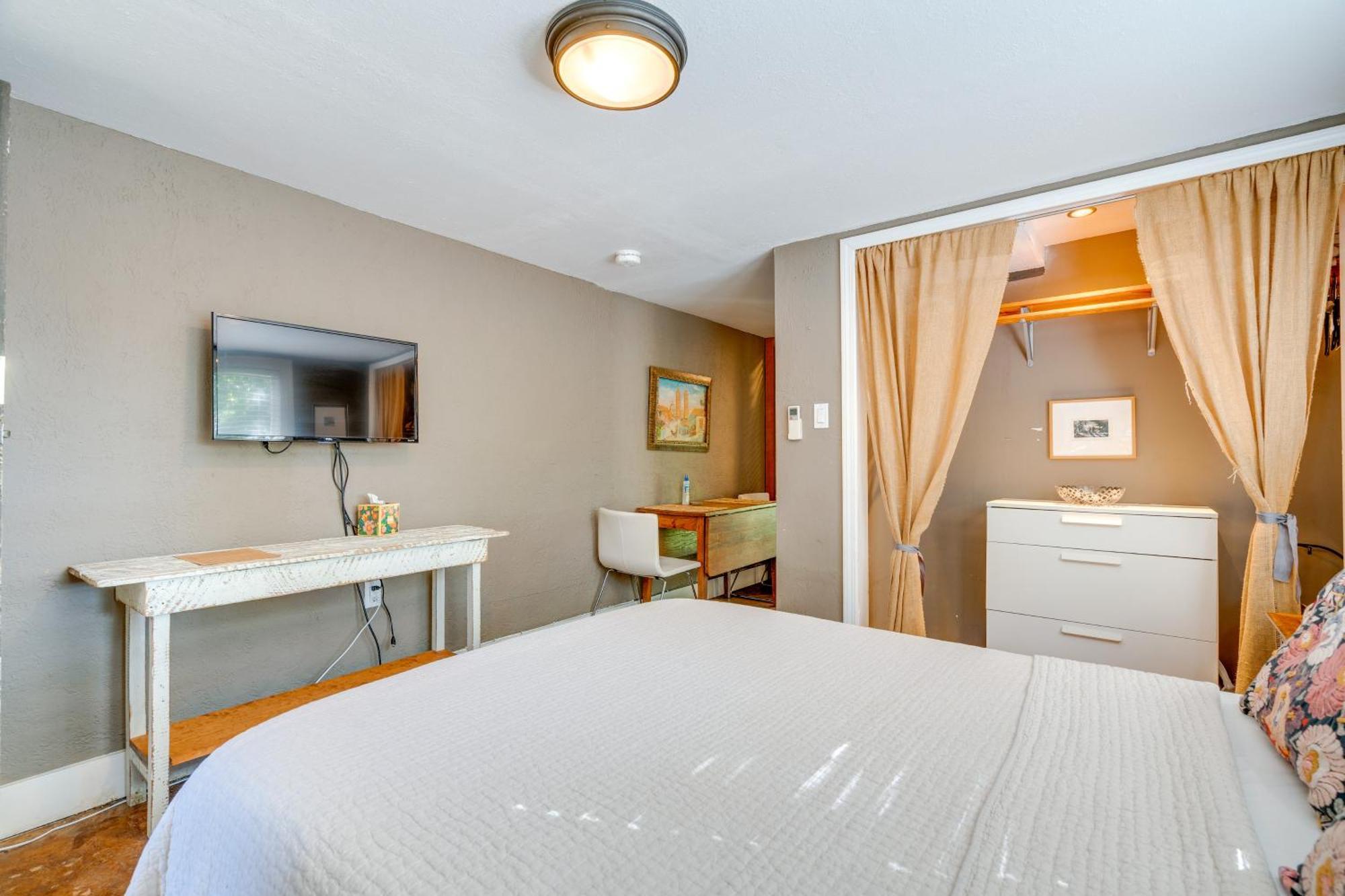 Pet-friendly About 4 Mi To Downtown! *