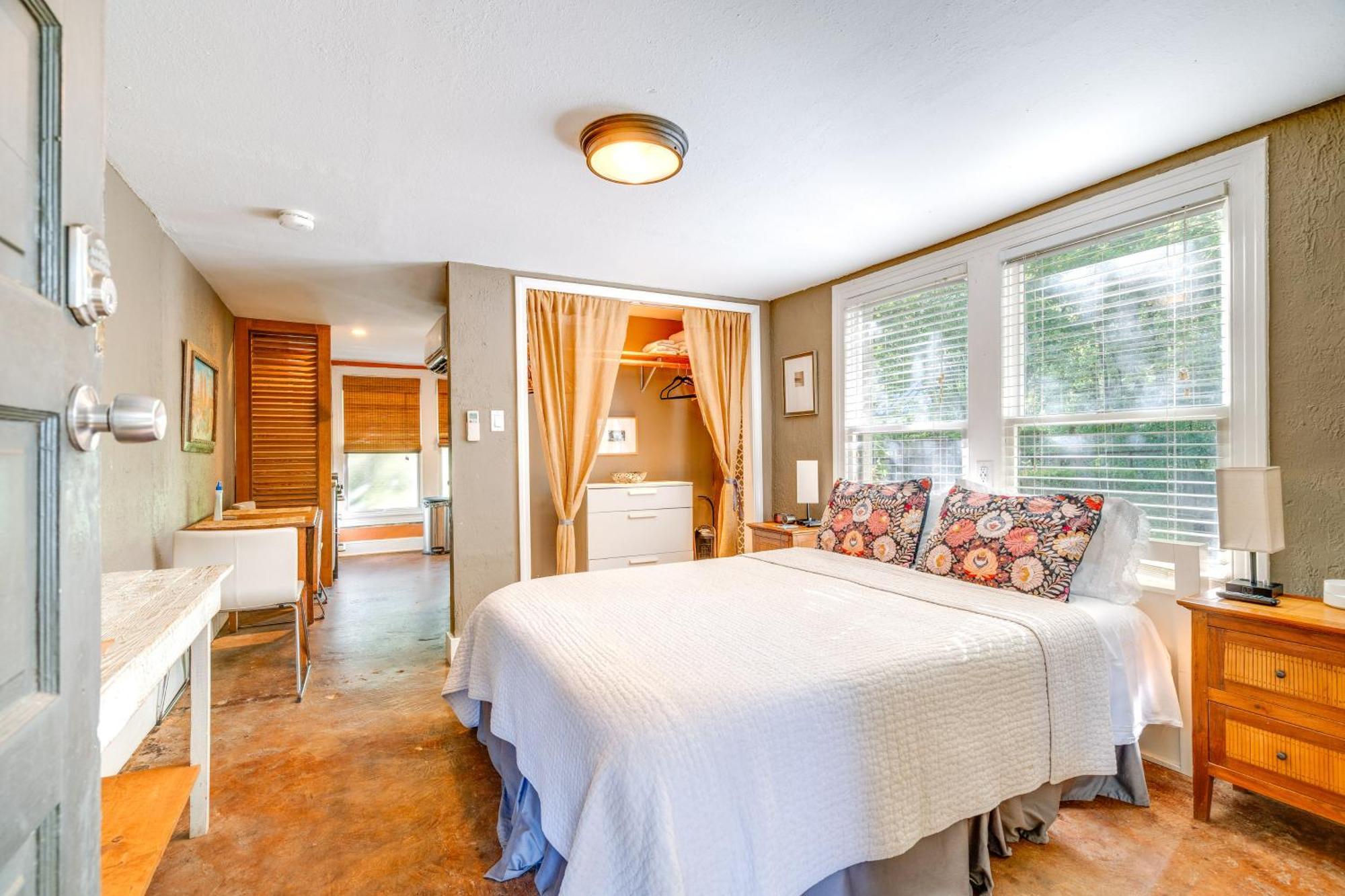 Pet-friendly About 4 Mi To Downtown! Apartment Austin
