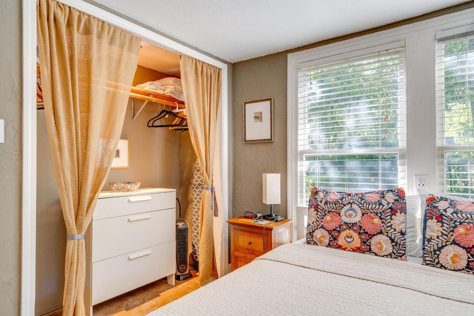 Apartment Pet-friendly About 4 Mi To Downtown!