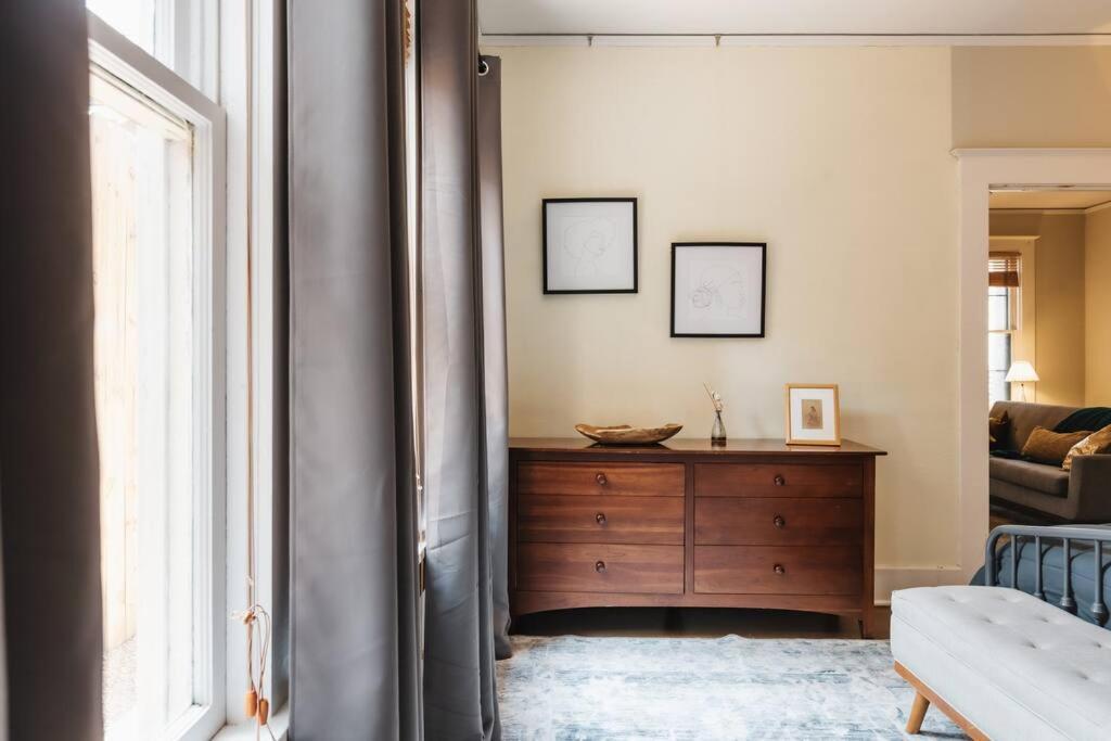 Victorian Getaway- Close To Downtown & Airport, Sleeps 5 * Austin