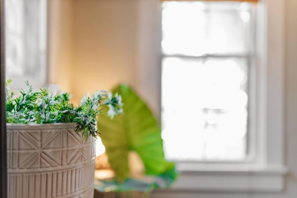 Victorian Getaway- Close To Downtown & Airport, Sleeps 5 *
