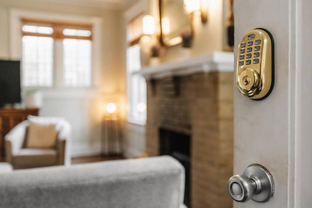 Victorian Getaway- Close To Downtown & Airport, Sleeps 5 *