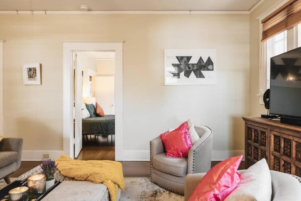 Holiday home Victorian Getaway- Close To Downtown & Airport, Sleeps 5 *