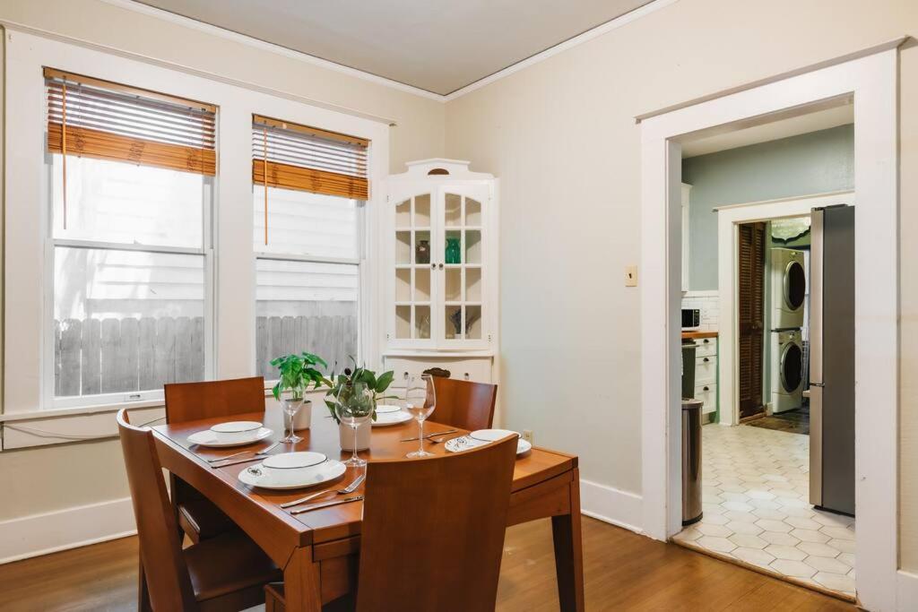 Holiday home Victorian Getaway- Close To Downtown & Airport, Sleeps 5 *