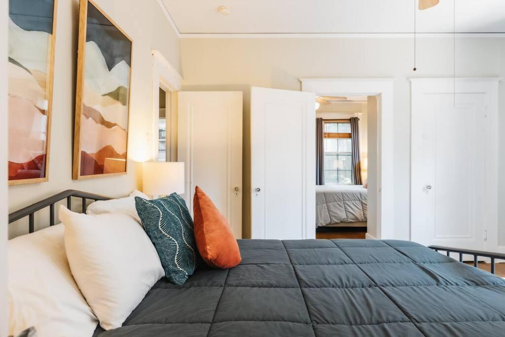 Victorian Getaway- Close To Downtown & Airport, Sleeps 5 Holiday home Austin